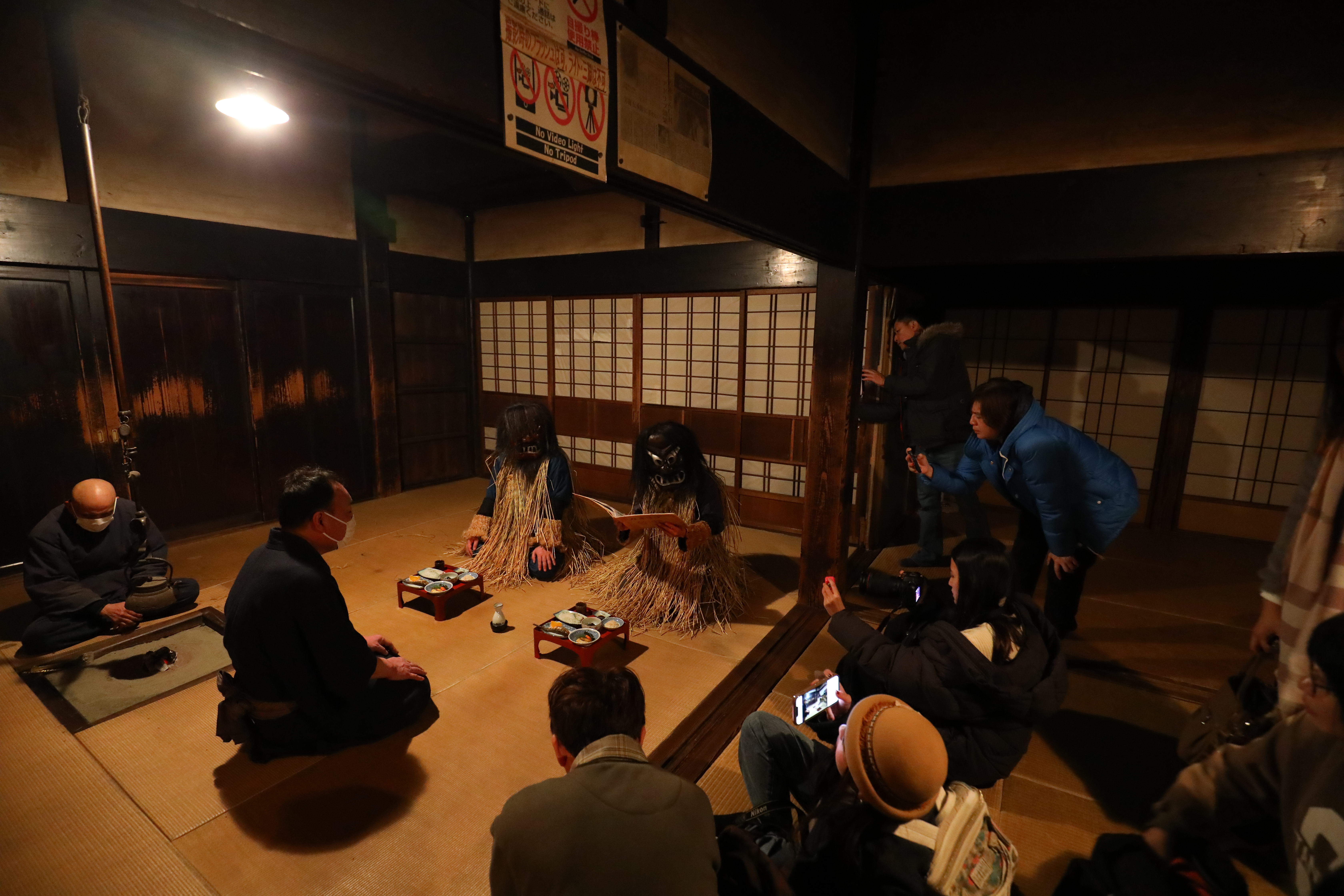 整場生剝鬼上門的實境秀就在眼前搬演,營造百分百的真實感。