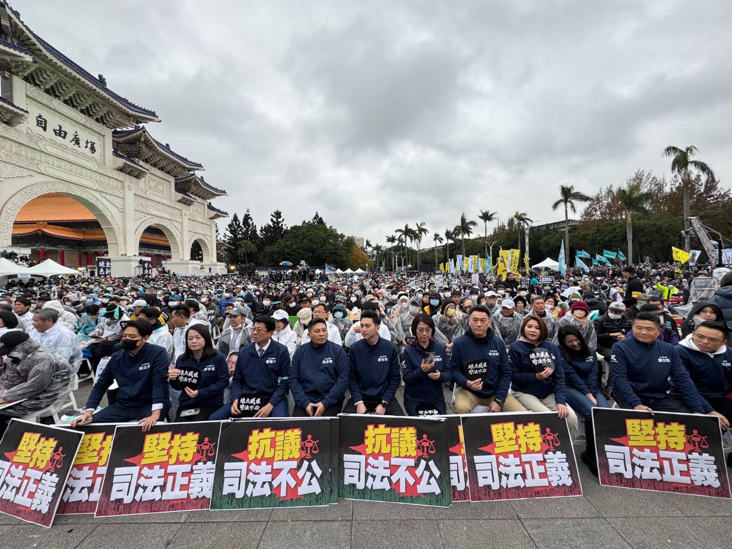 國民黨多位立委今到場聲援民眾黨「釘孤枝」活動。