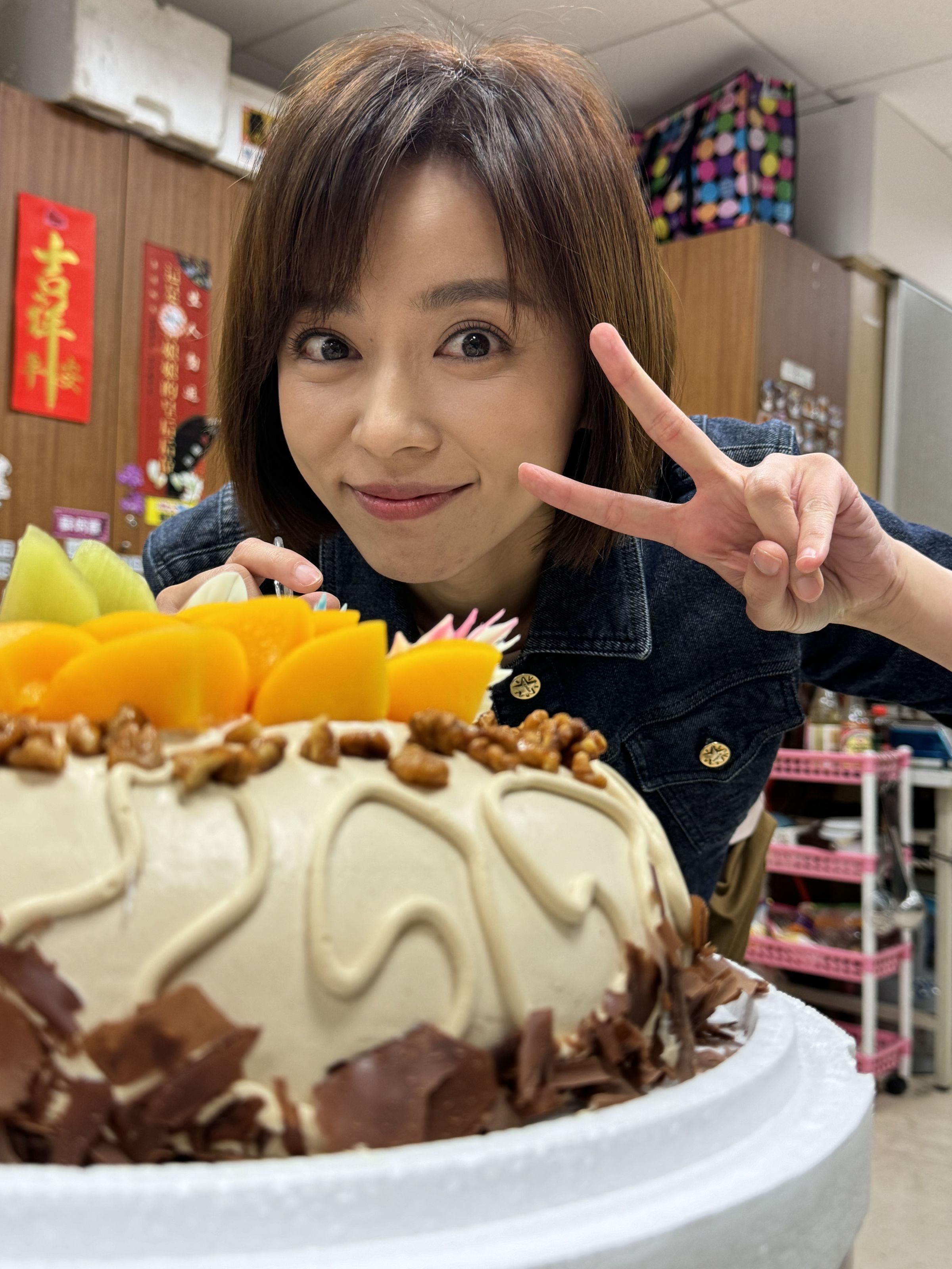 王瞳《愛的榮耀》歡度38歲，生日提早在劇組慶生。（民視提供）