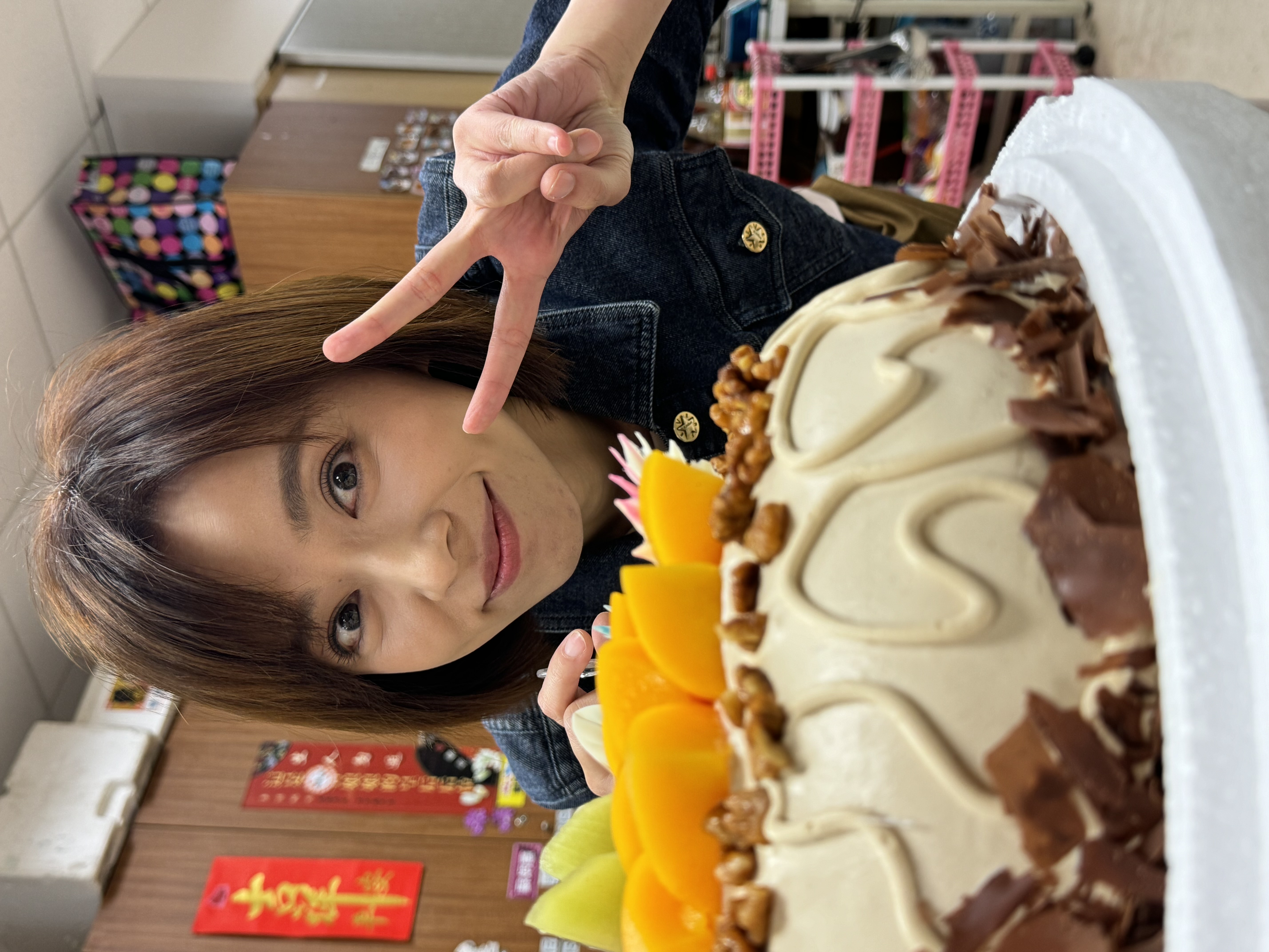 王瞳《愛的榮耀》歡度38歲,生日提早在劇組慶生。(民視提供)
