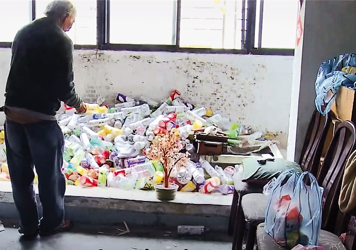 死者的兒子至今仍住在凶宅中，過著艱困的生活。（翻攝東森新聞）