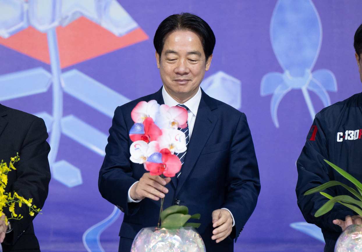 賴清德與噴有國旗、台灣隊標誌的蘭花合照。（總統府提供）