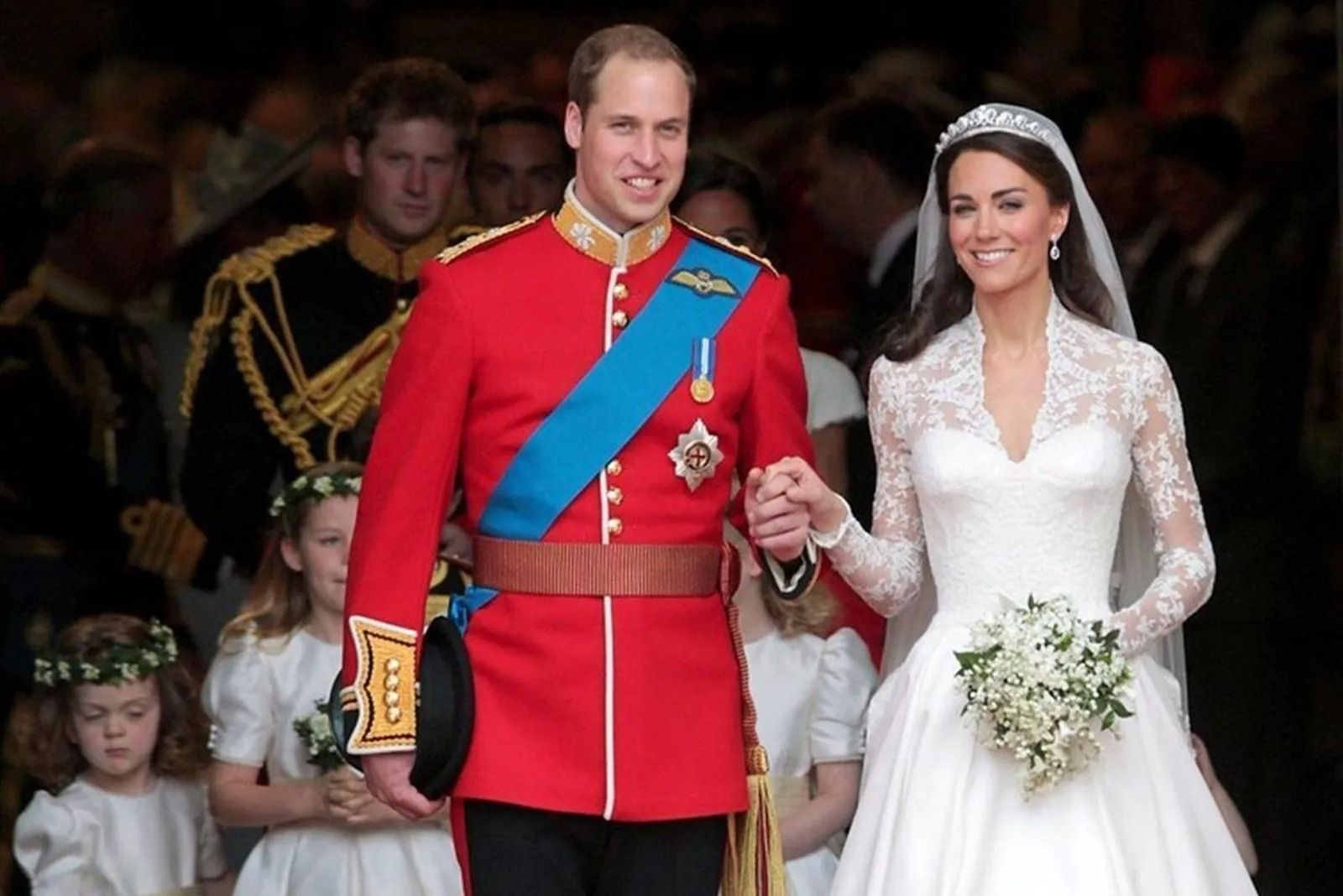 2011年4月29日，威廉和凱特在西敏斯舉行世紀婚宴，她所穿的Alexander McQueen婚紗引領時尚風潮。（翻攝Westminster Abbey推特）