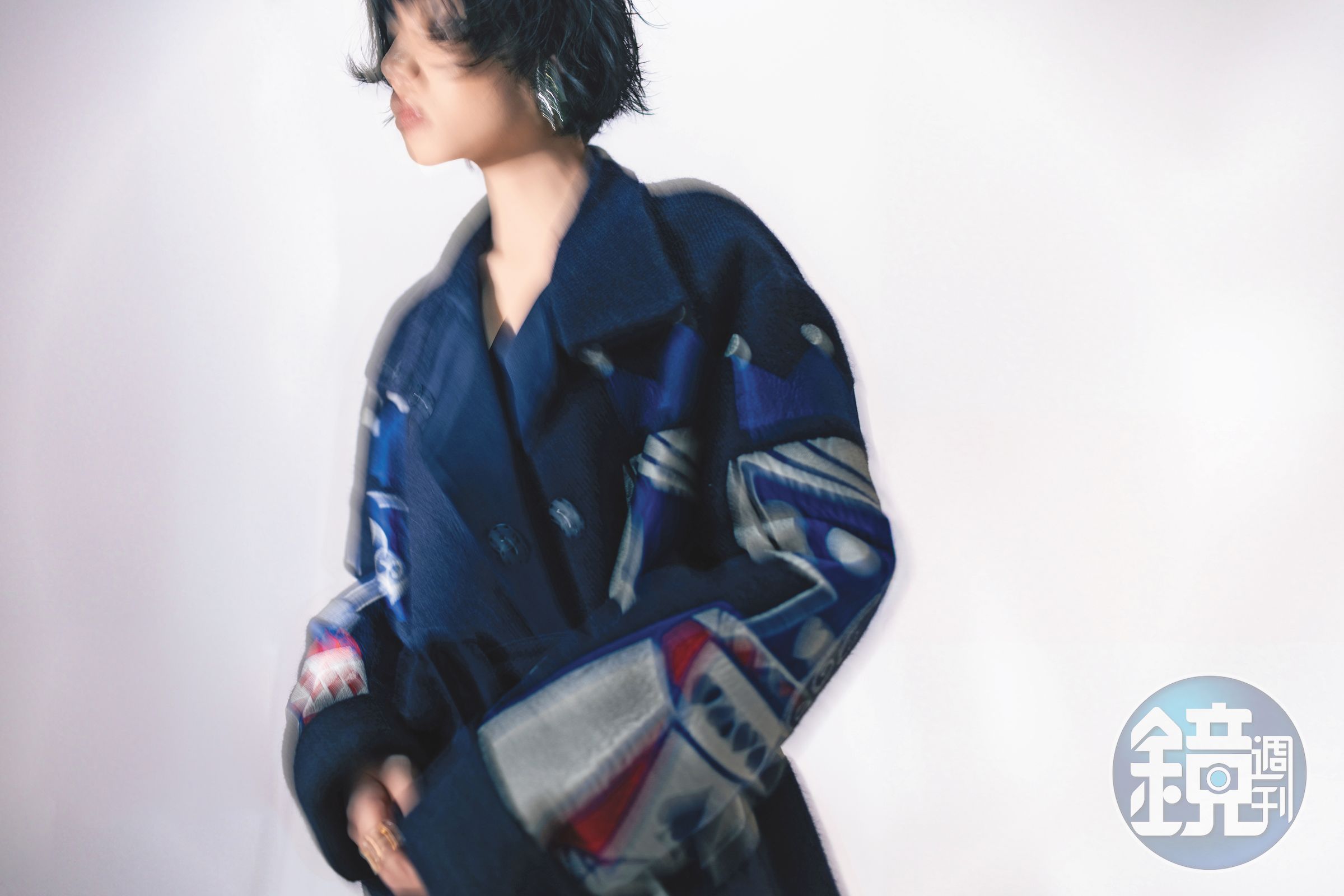 撲克牌緹花大衣 NT$151,800 by EMPORIO ARMANI / UNIVERSITE黑色皮革長靴 NT$59,000 by CELINE / 綠色Wave耳環 NT$12,900 by TORY BURCH / 銀色戒指 NT$5,600 by All Saints