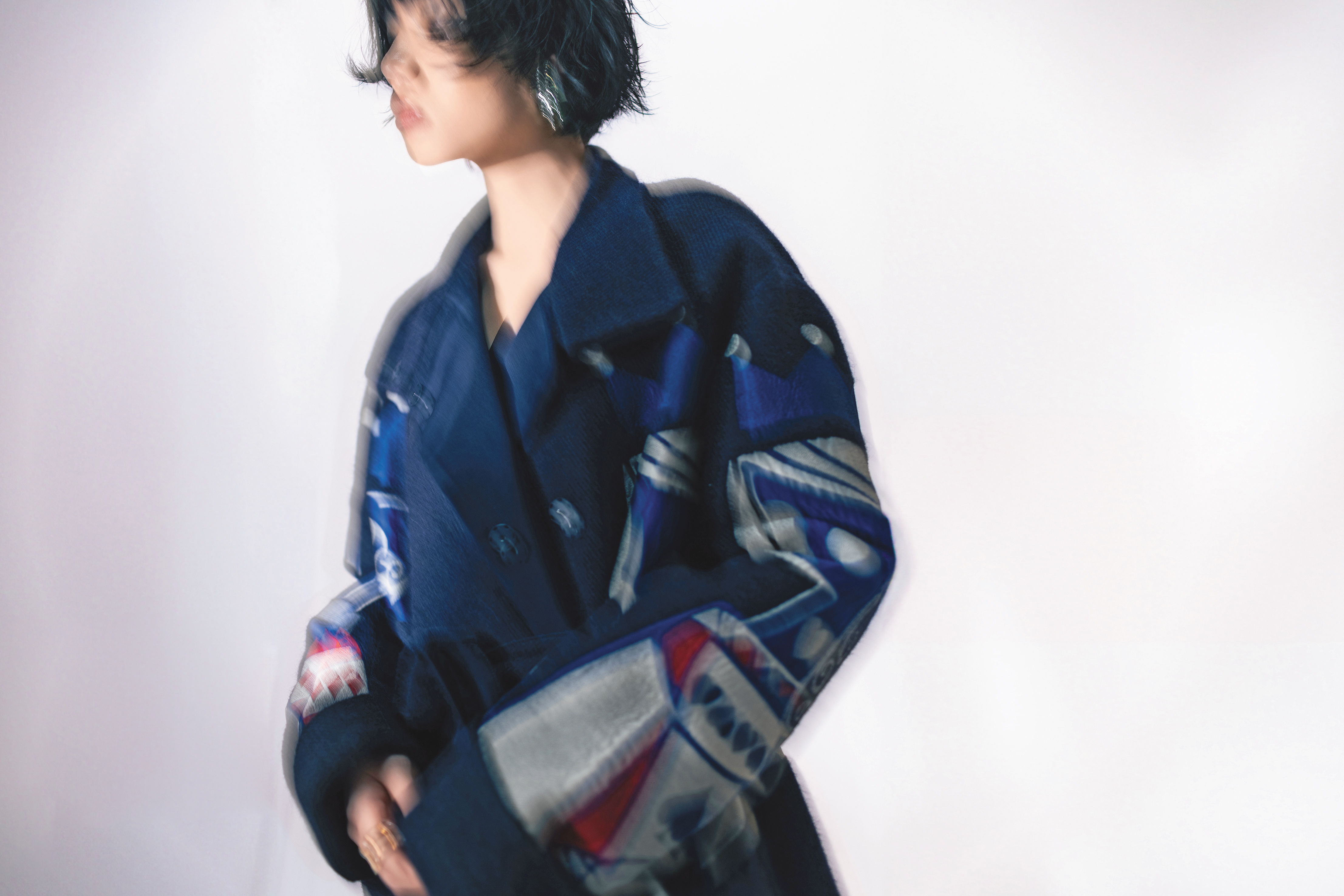 撲克牌緹花大衣 NT$151,800 by EMPORIO ARMANI / UNIVERSITE黑色皮革長靴 NT$59,000 by CELINE / 綠色Wave耳環 NT$12,900 by TORY BURCH / 銀色戒指 NT$5,600 by All Saints