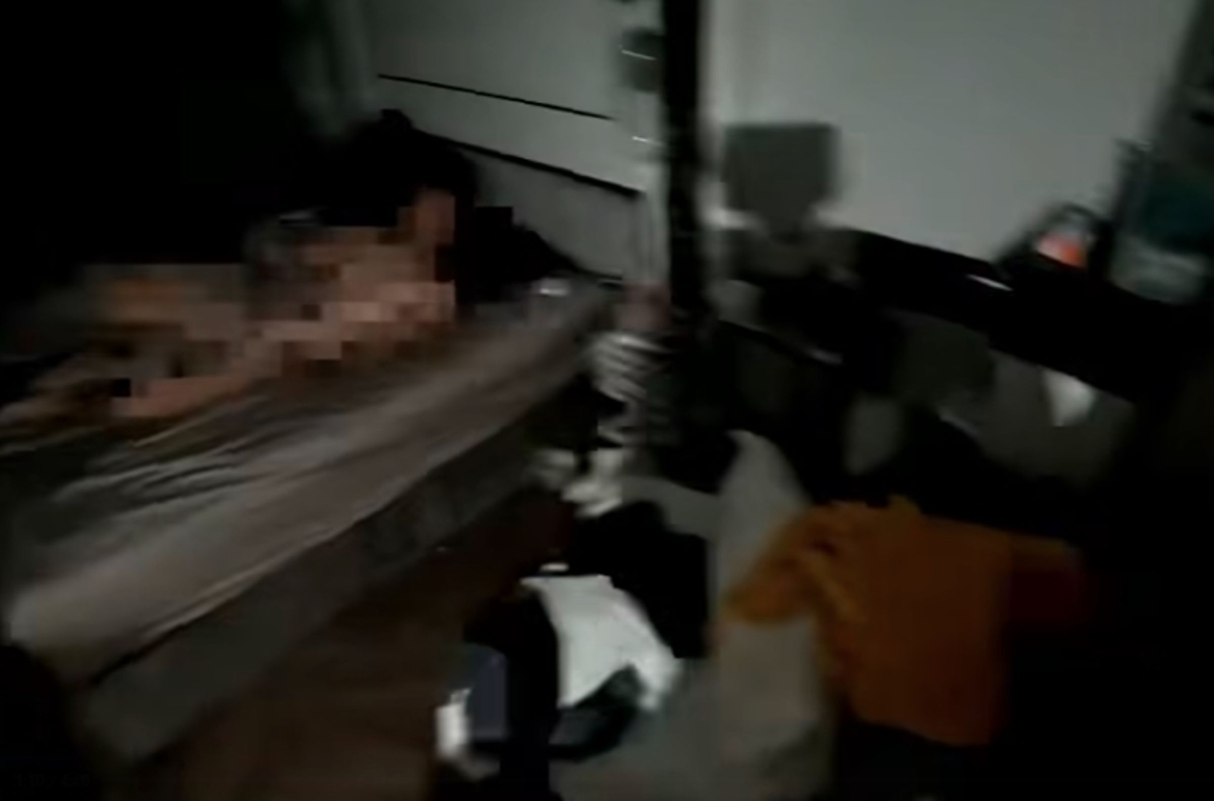 警方進入該公寓高樓層房間後,發現36歲的李姓男子正全身赤裸躺在床上。(翻攝畫面)