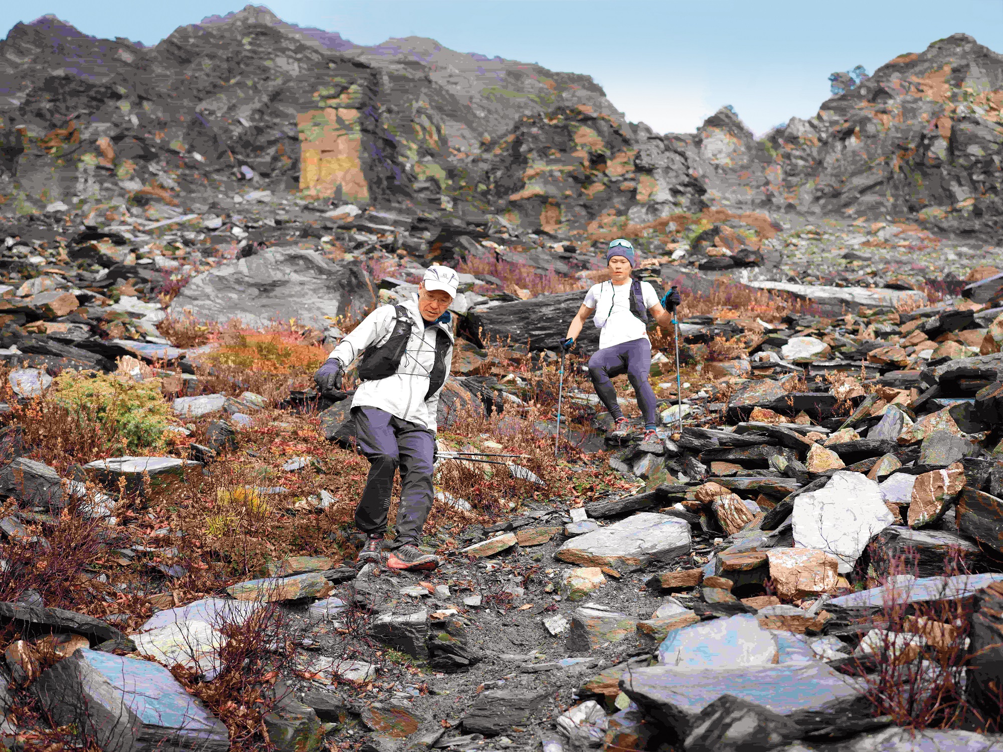 導演楊守義在古明政（左）與周青（右）訓練期間，重點捕捉兩人互動過程。（活水文化提供）