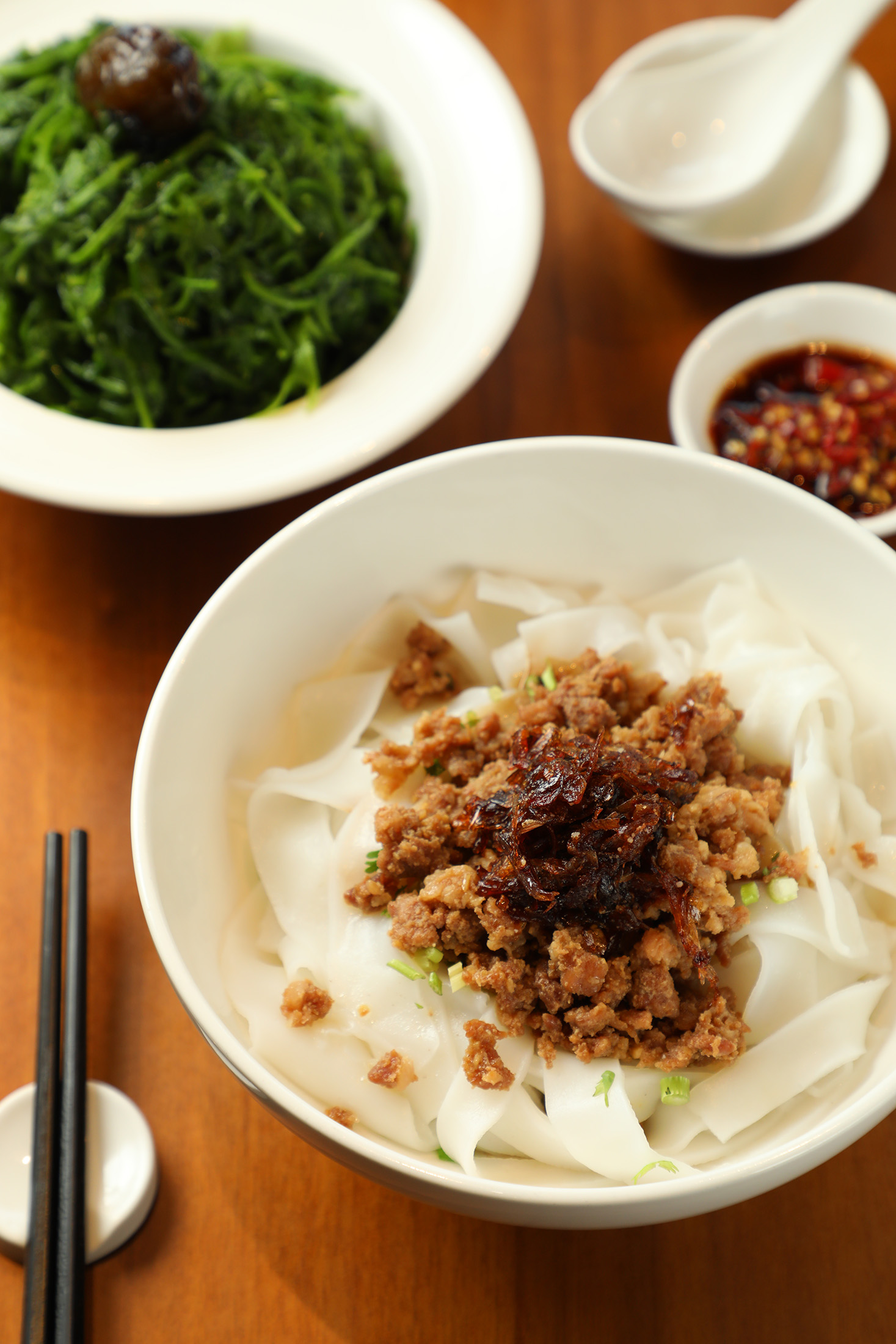 鎮店之寶「燥粄條」(前,100元/份)連豆芽菜都十分講究,與當地有機小農合作,確保爽脆口感;「焿蕨」(後,130元/小份)搭配自製梅子醬汁,酸甜爽口,是春嬌家傳的解膩吃法。