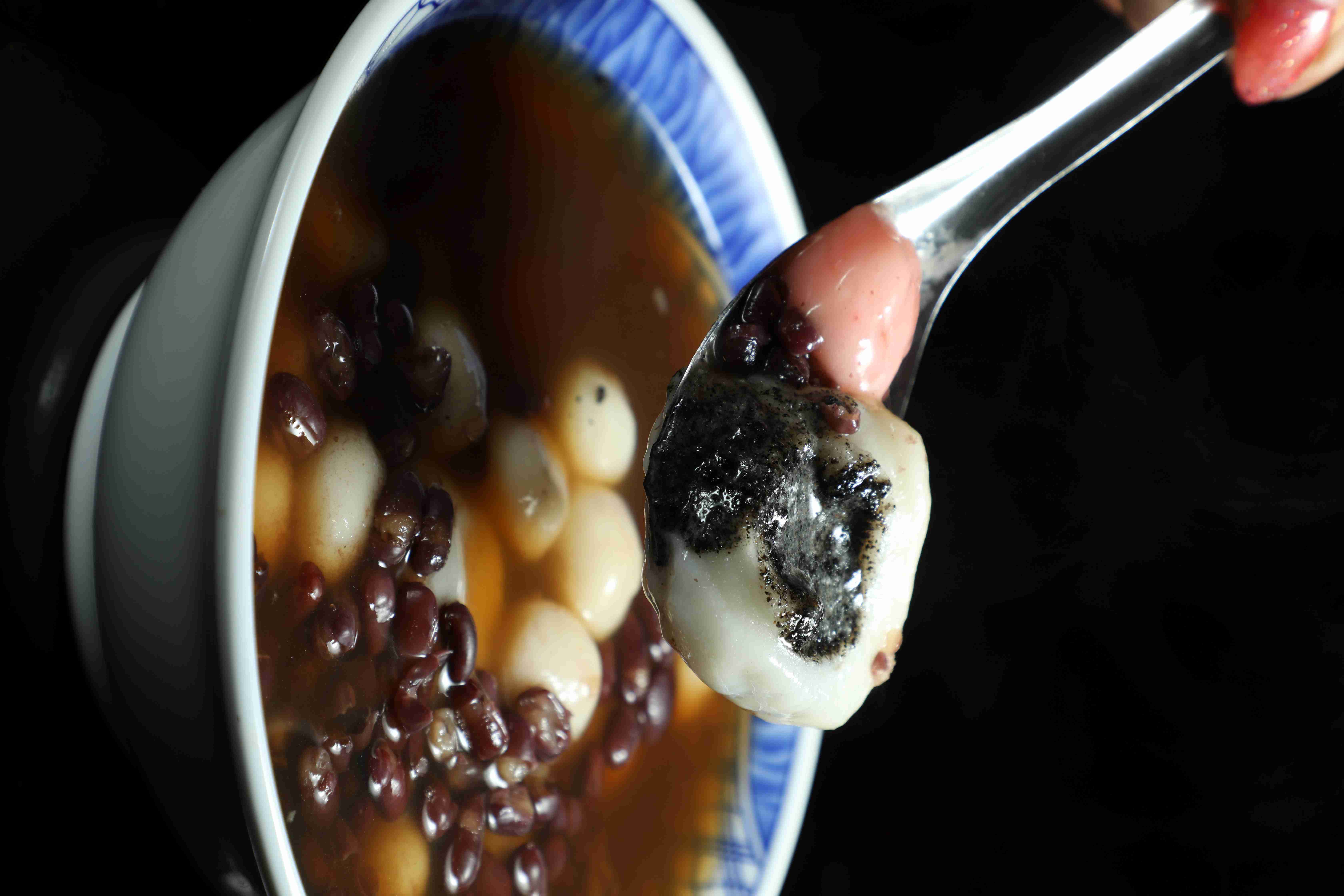 分量超大的「花生芝麻大小湯圓」,兩個人分食都綽綽有餘。(100元/碗)