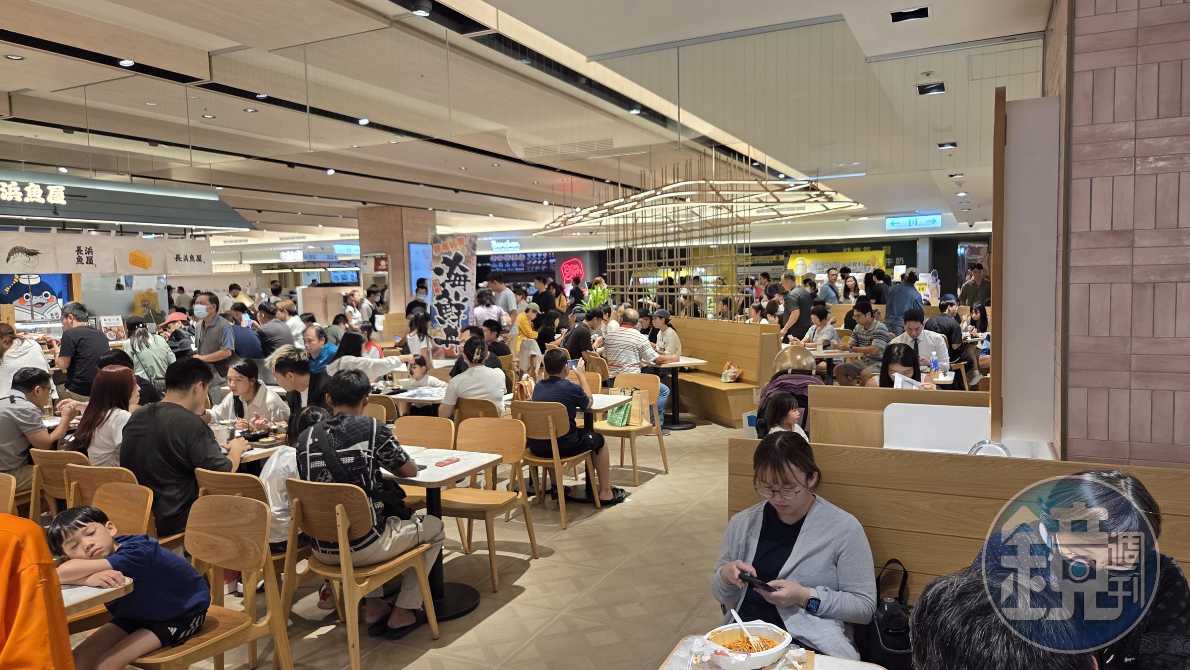 新光三越台中中港店復業首日12樓人潮。