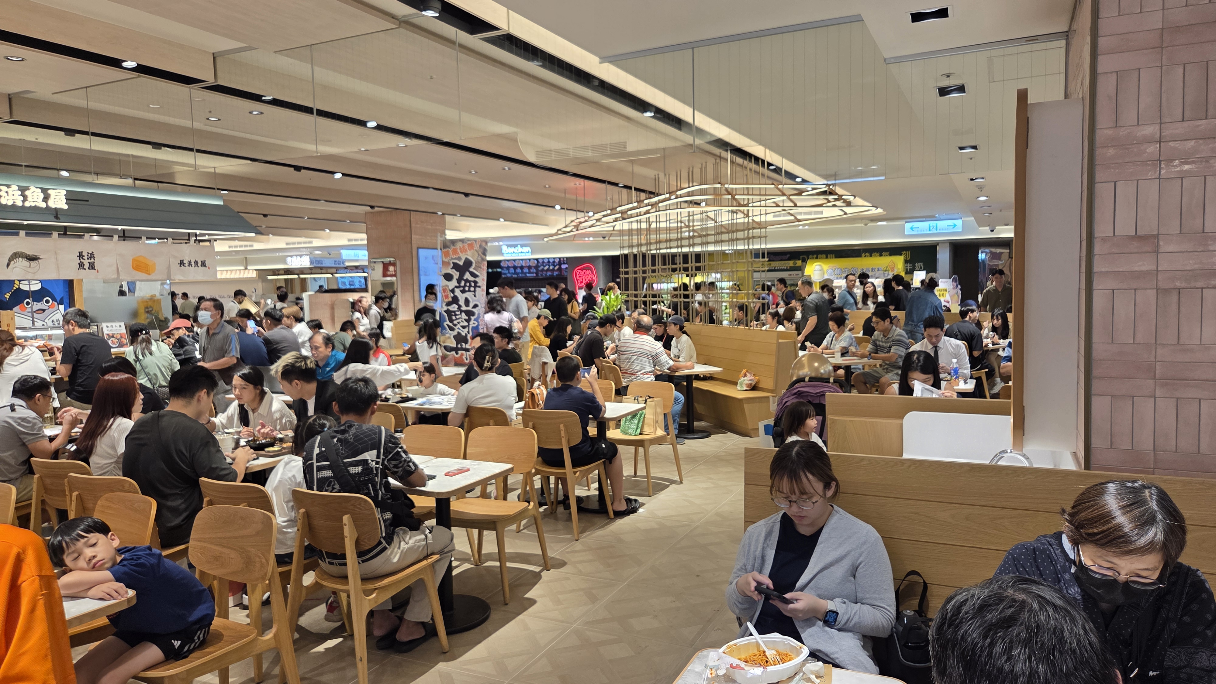 新光三越台中中港店復業首日12樓人潮。