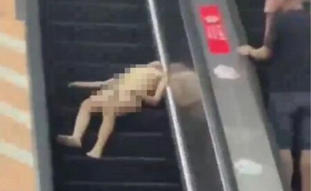 1名年約25歲的澳門女子全身赤裸出現在關閘廣場，在手扶梯跌倒受傷。（翻攝畫面）