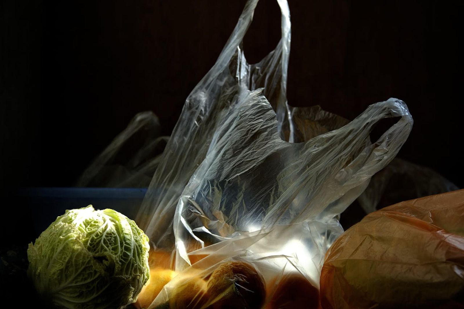 政府狂砸百億搶油氣＋幫調貨 誰再囤「塑膠袋之亂」就要抓了！