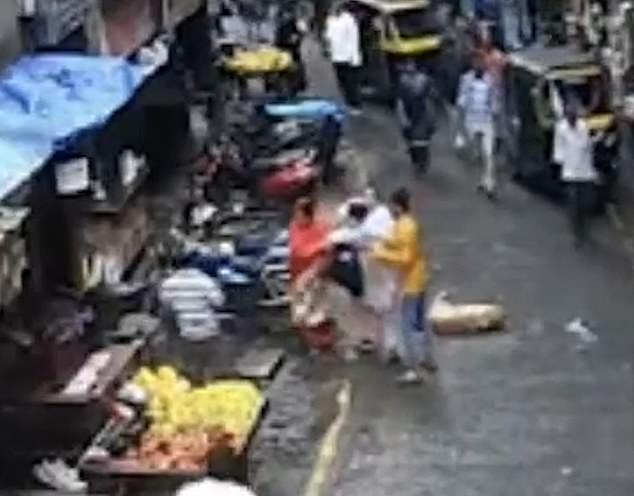 狗狗重傷倒地，女童則被媽媽與路人趕緊送醫。（翻自《每日郵報》）