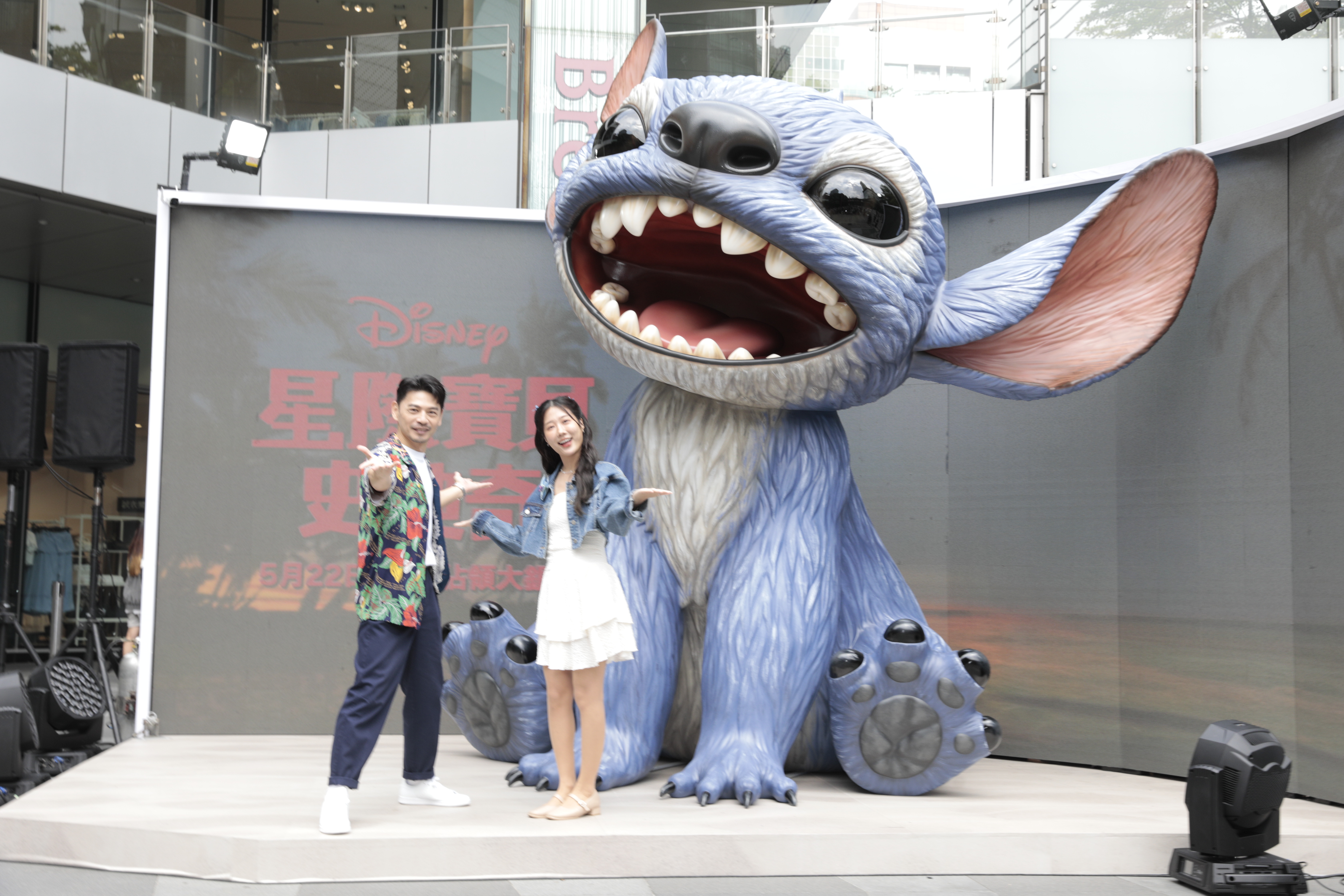 主持人阿KEN（左起）與百萬YouTuber「韓勾ㄟ金針菇」，為大家介紹高達1.5層樓高的史迪奇巨型雕像。