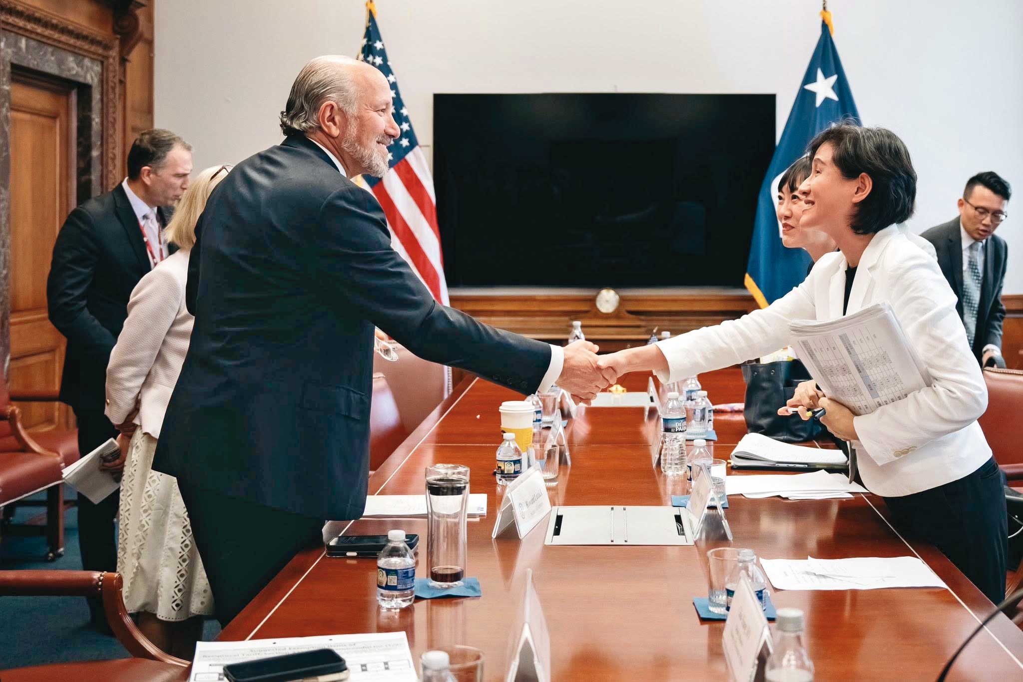 美國最高法院判決總統川普調整關稅違法,原本幾近拍板的台美協議再添變數。(翻攝鄭麗君臉書)