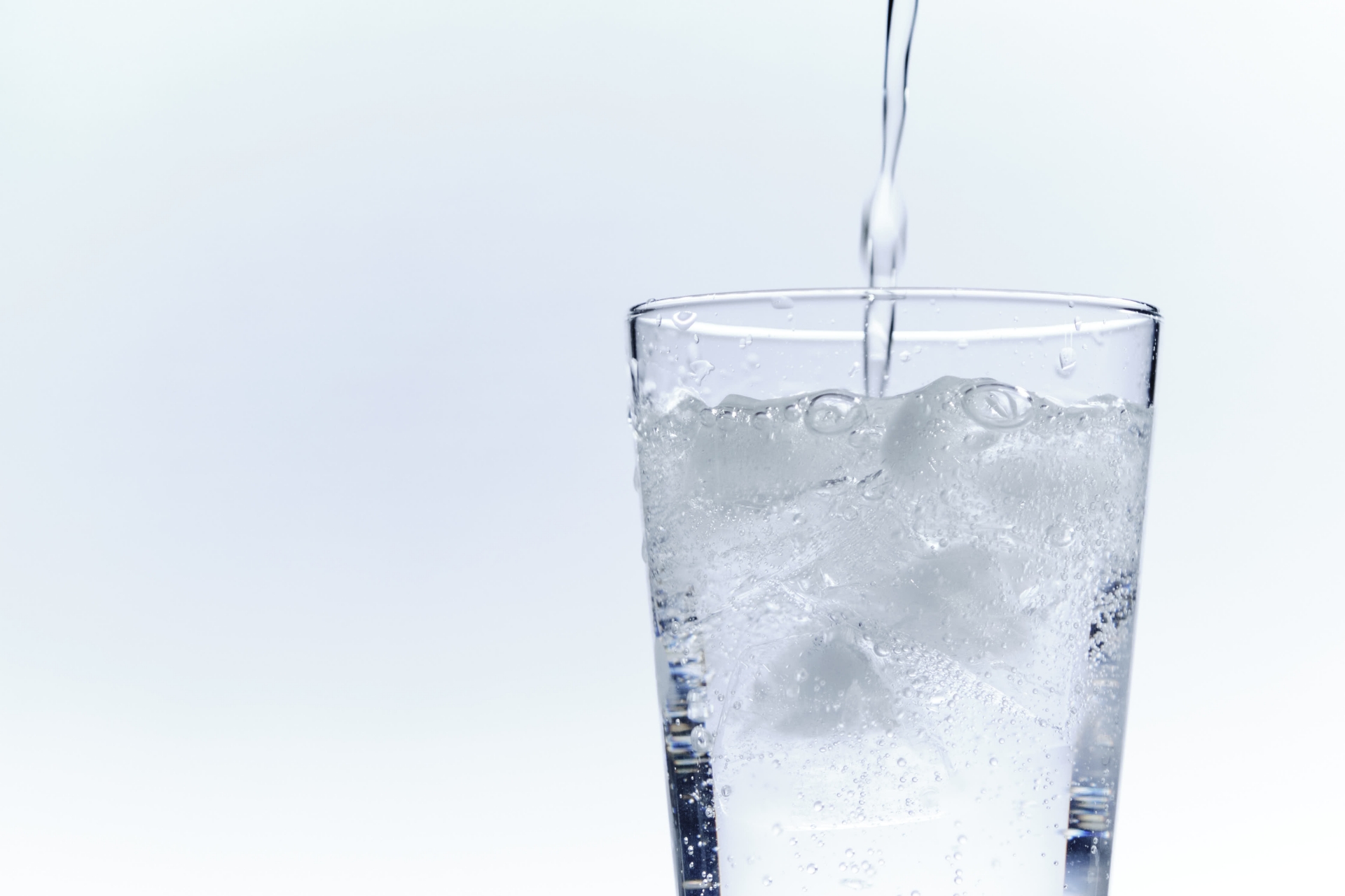 少民眾在減重過程中，常抱怨自己「喝水也會胖」。對此，營養師建銘指出，水本身完全不含熱量，不可能直接造成肥胖。（翻攝自photo-ac）