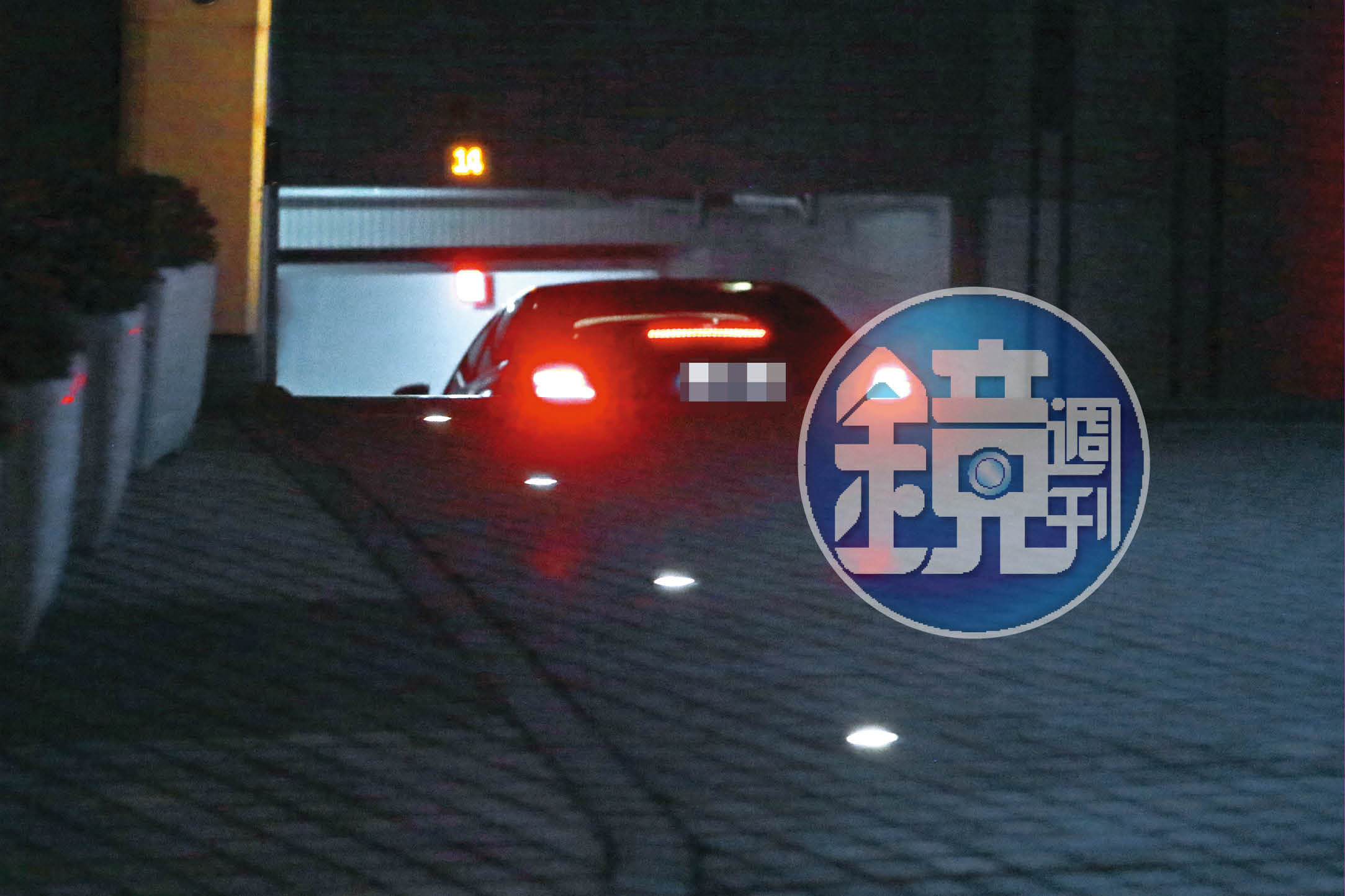 6月20日20：08，江坤俊載著護理師回到醫院附近的一處社區過夜，就算只有幾秒鐘車程，還是堅持以賓士移動。