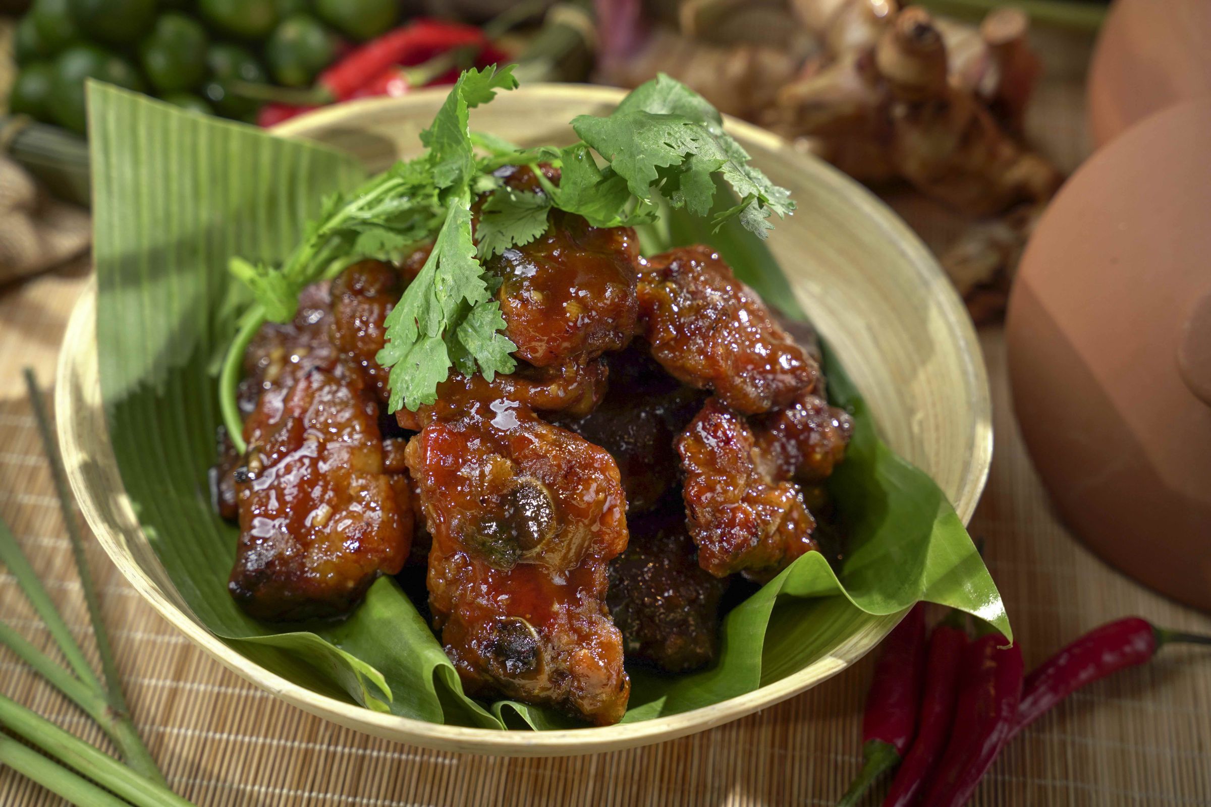 主廚精心設計的「焦糖豬肉」色香味俱全,光看就讓人食慾大開。(茹曦酒店提供)
