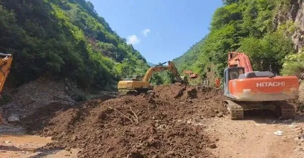 清晨恐怖巨響！甘肅山崩吞噬村莊　33人遭活埋「仍有16人下落不明」