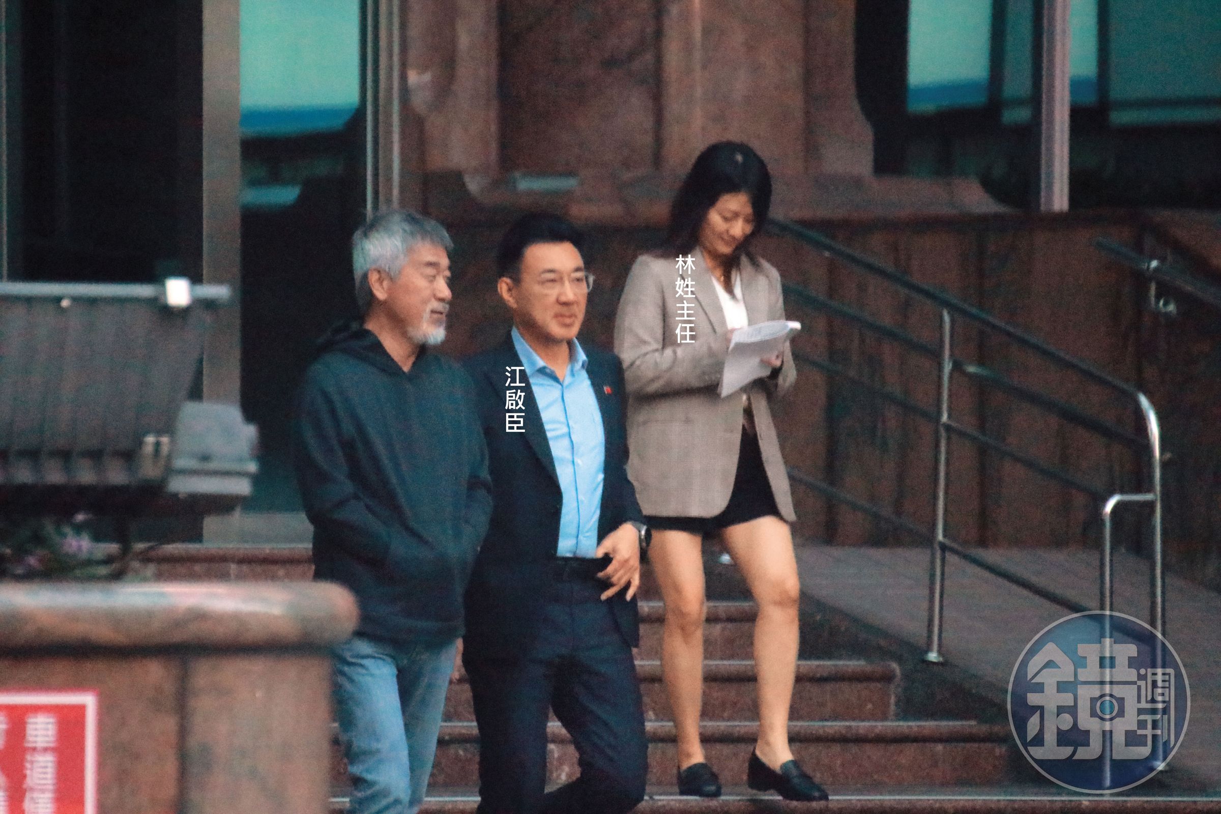 08：06 專訪結束後江啟臣步出媒體所在的大樓，林姓主任隨侍在側。