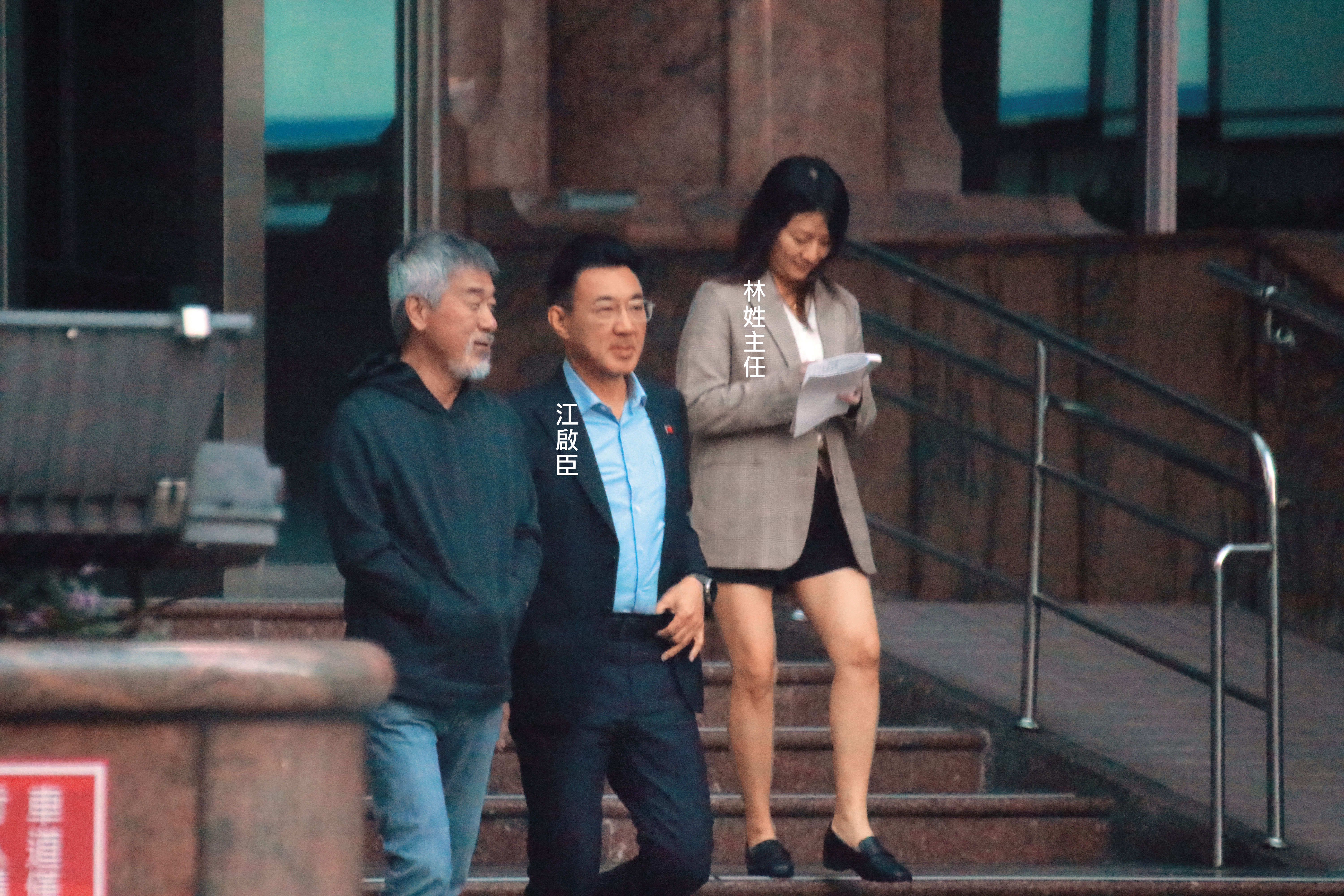 2025.12.24 07：04 林姓主任陪同江啟臣到廣播電台接受採訪。