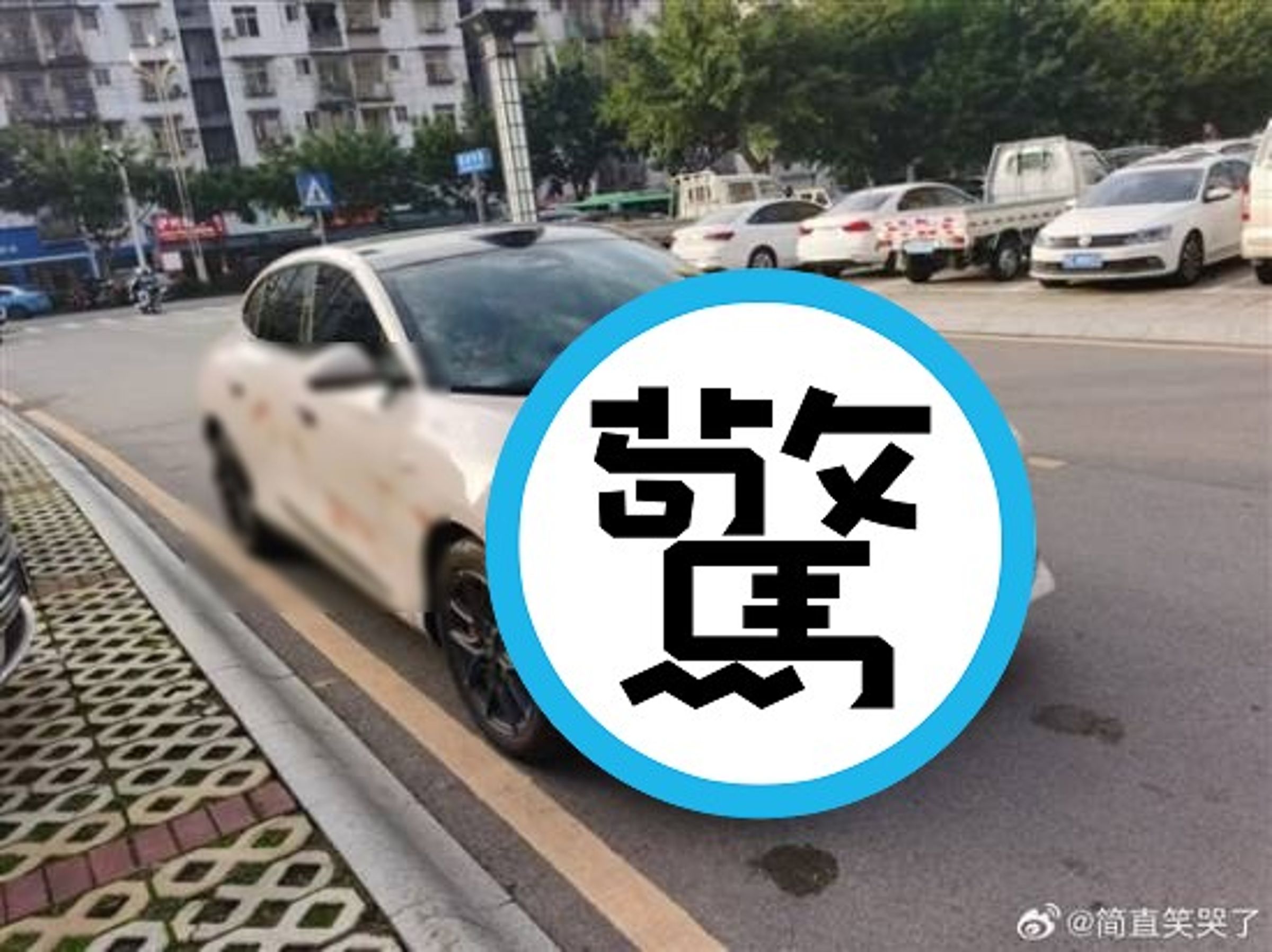男剛買新車變「命案現場」,全車濺血超驚悚!真相曝光讓人傻眼。(翻自微博)