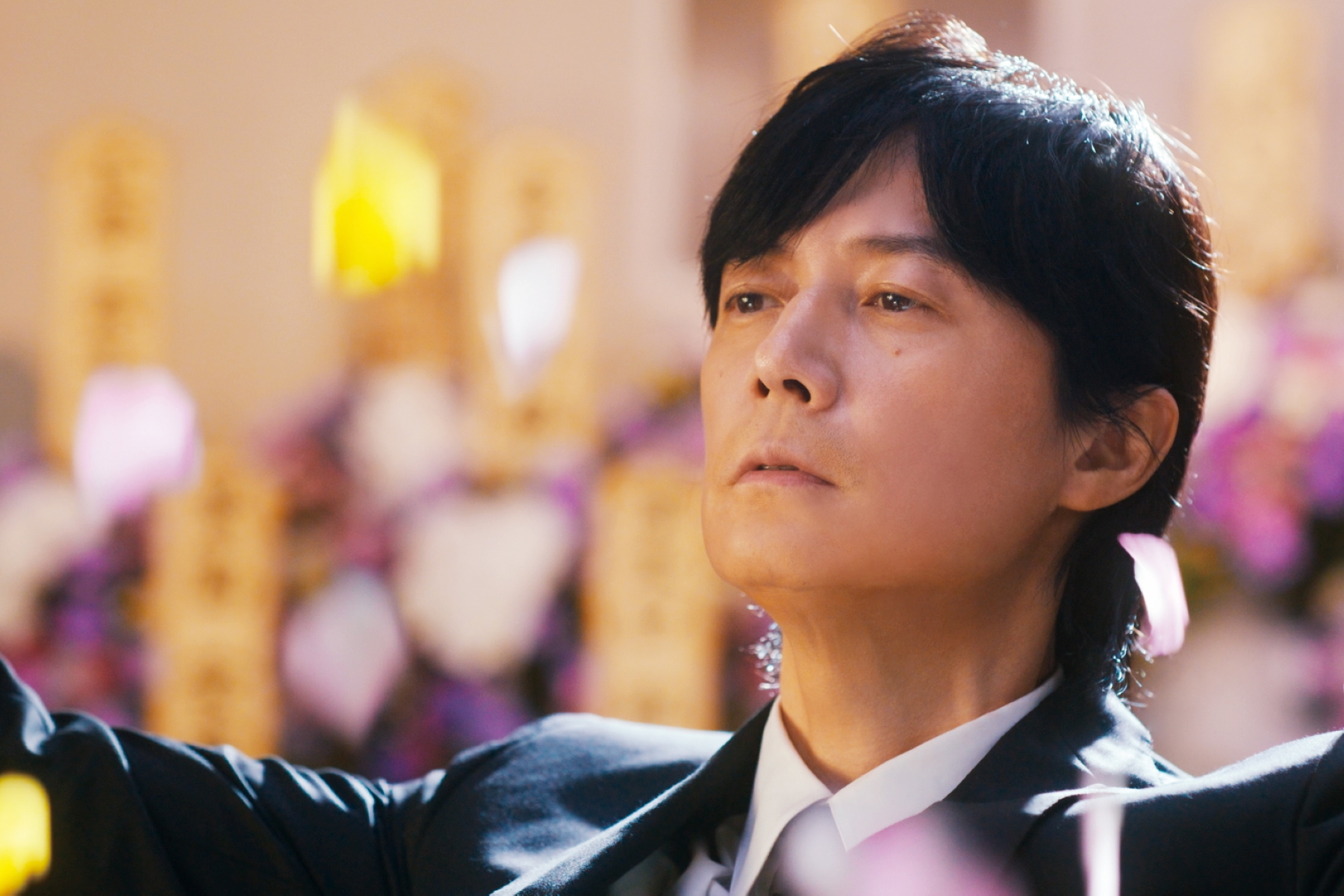 福山雅治在電影《迷宮裡的魔術師》化身黑暗英雄「神尾武史」,展現全新帥氣形象。(采昌國際提供)