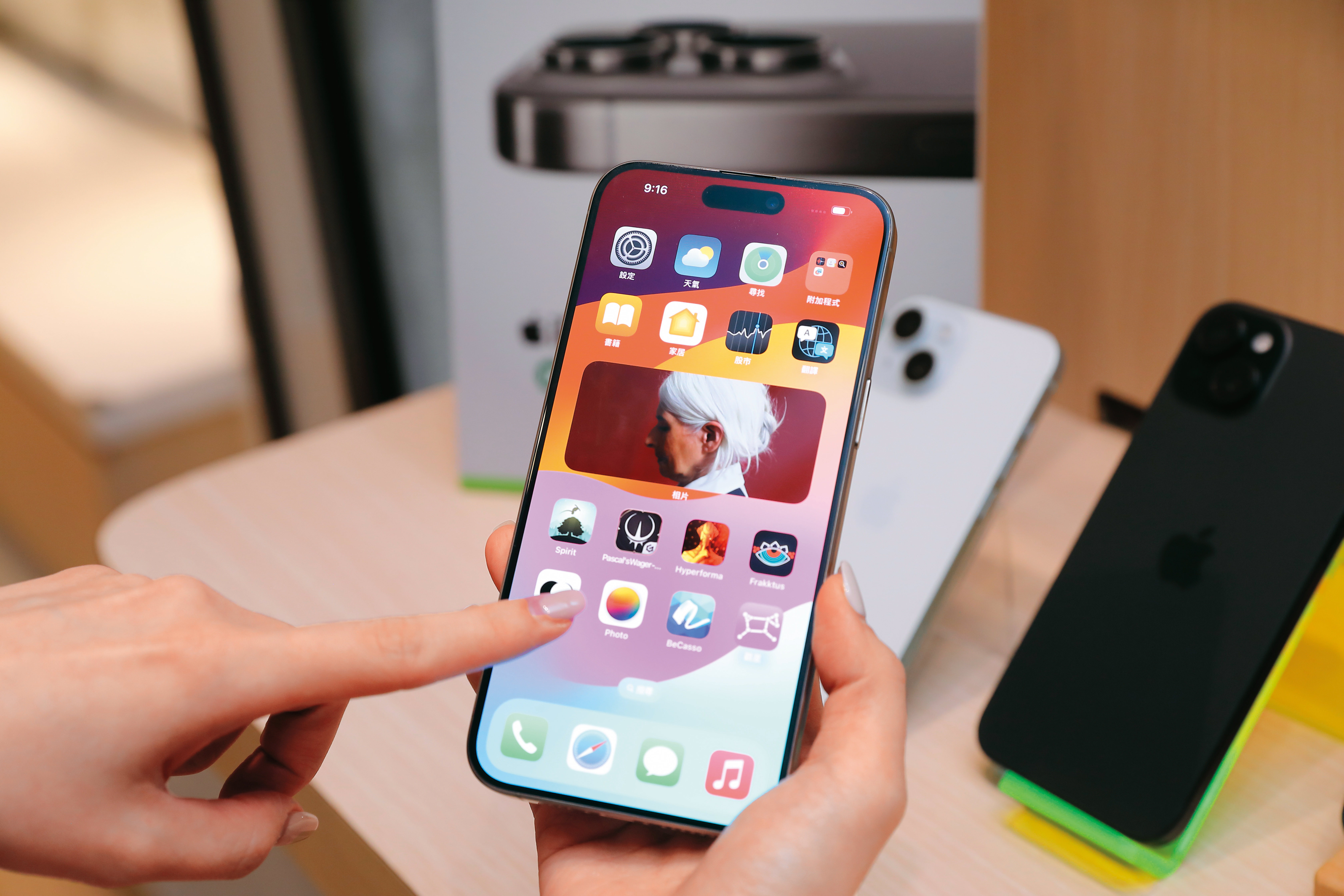 最新的iPhone 15中也已發展出相關程式,能為使用者客製化深偽影音。