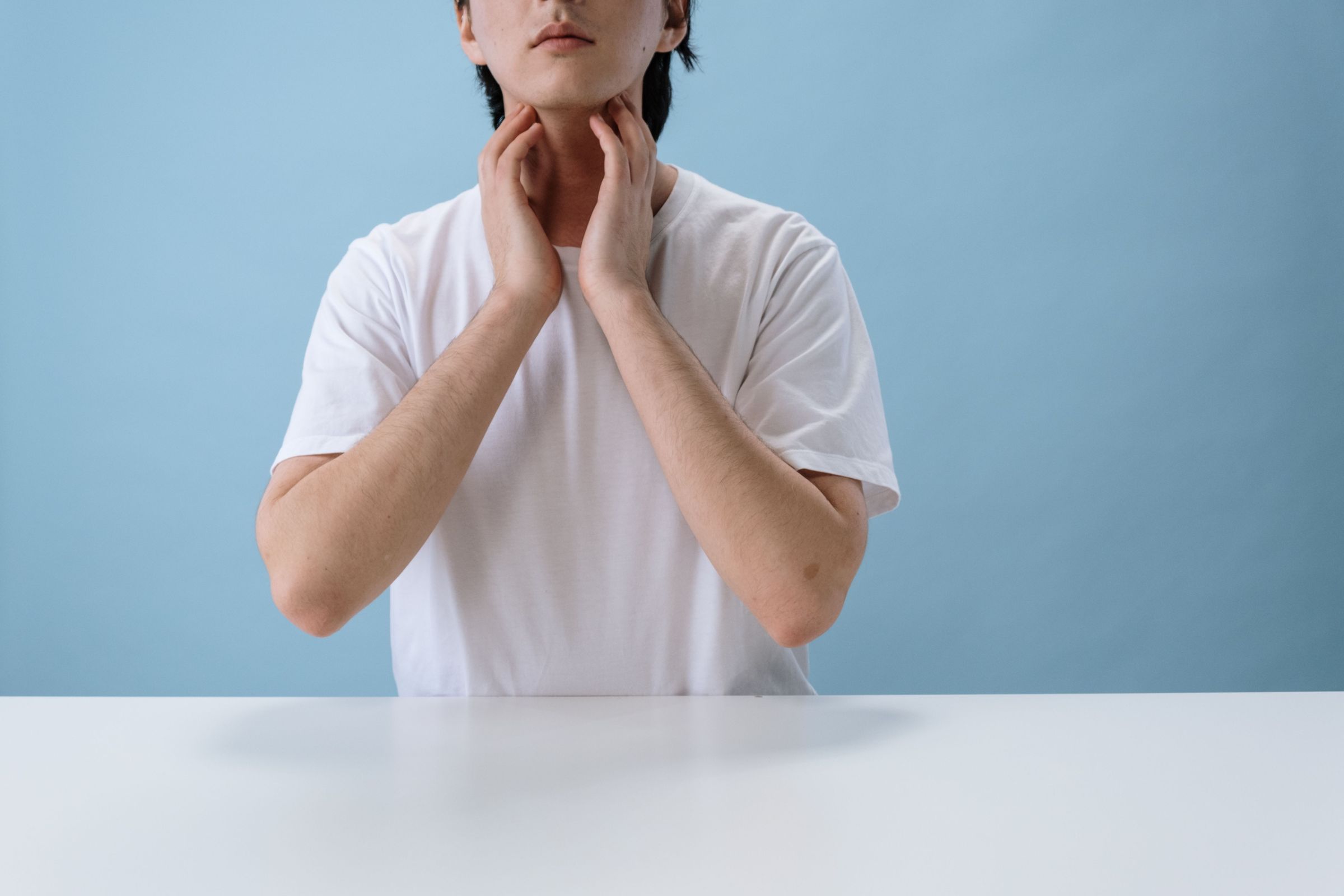 一名30多歲的爸爸因全身嚴重搔癢長達一個月求診，醫師揪出病因為傳染力極強的「疥瘡」。（示意圖，非當事人/pexels）