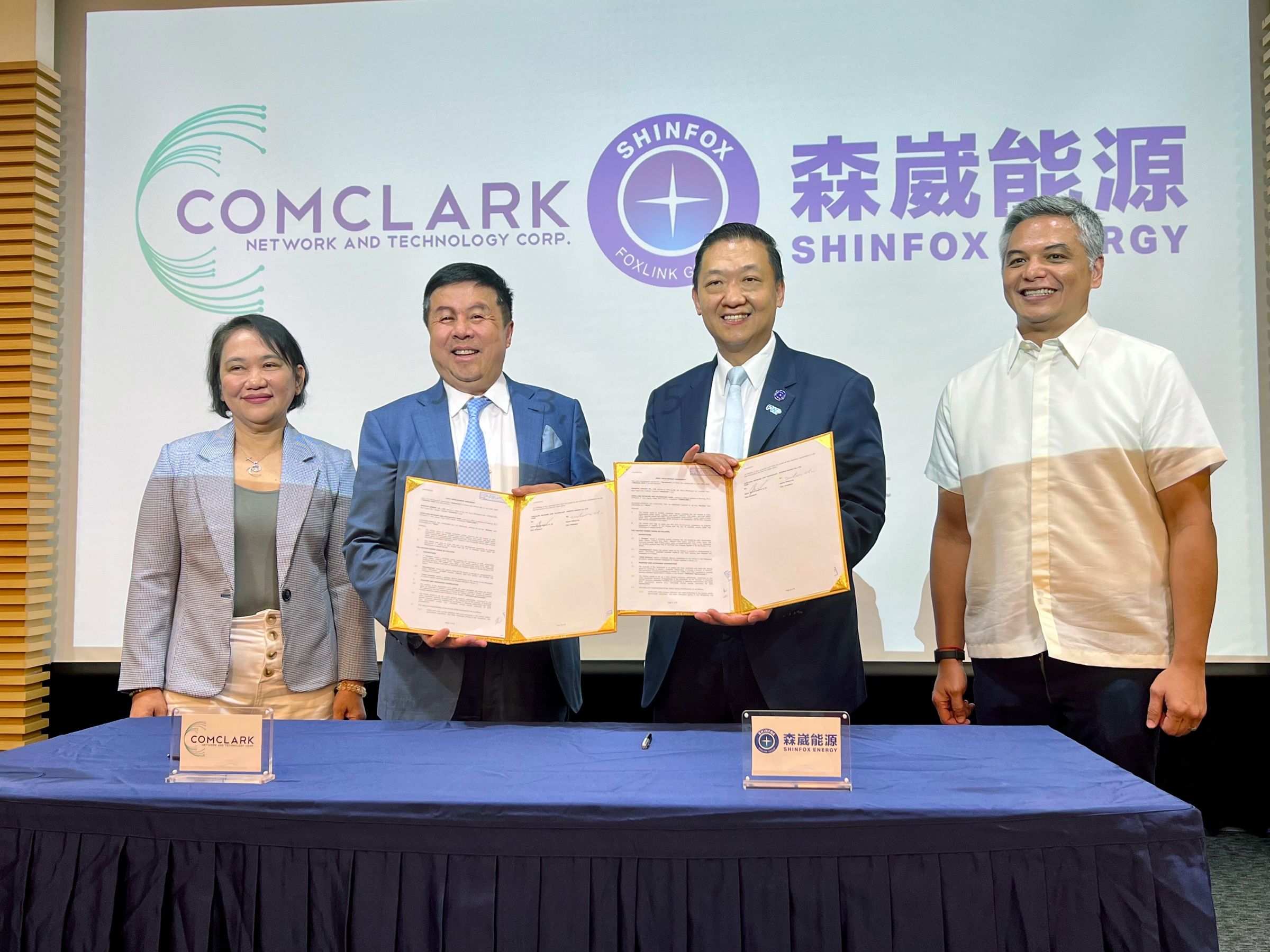 森崴能源總經理胡惠森(右二)與菲律賓ComClark執行長Dennis Anthony Uy(左二)共同簽署合資開發協議(Joint Development Agreement, JDA)。(森崴能源提供)