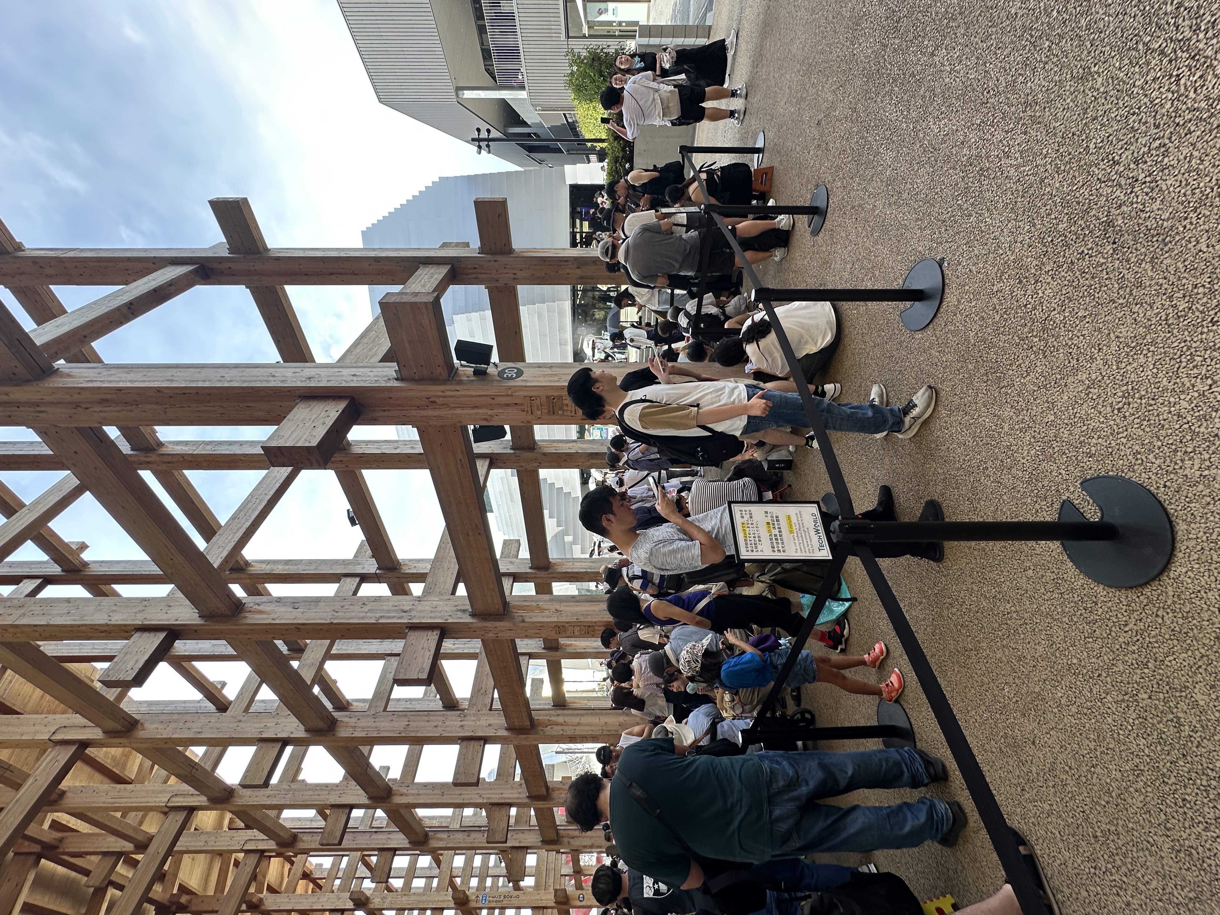要進TECH WORLD館的排隊人潮在大屋根下折了好幾個彎。