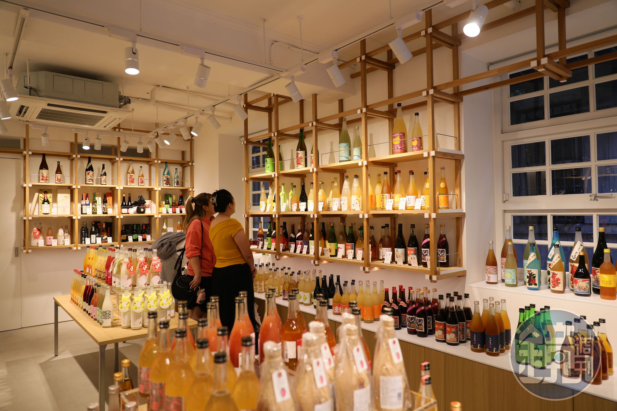 位在台北赤峰街上的「小器梅酒屋」，引進了日本各地超過上百款的梅酒與果實酒。