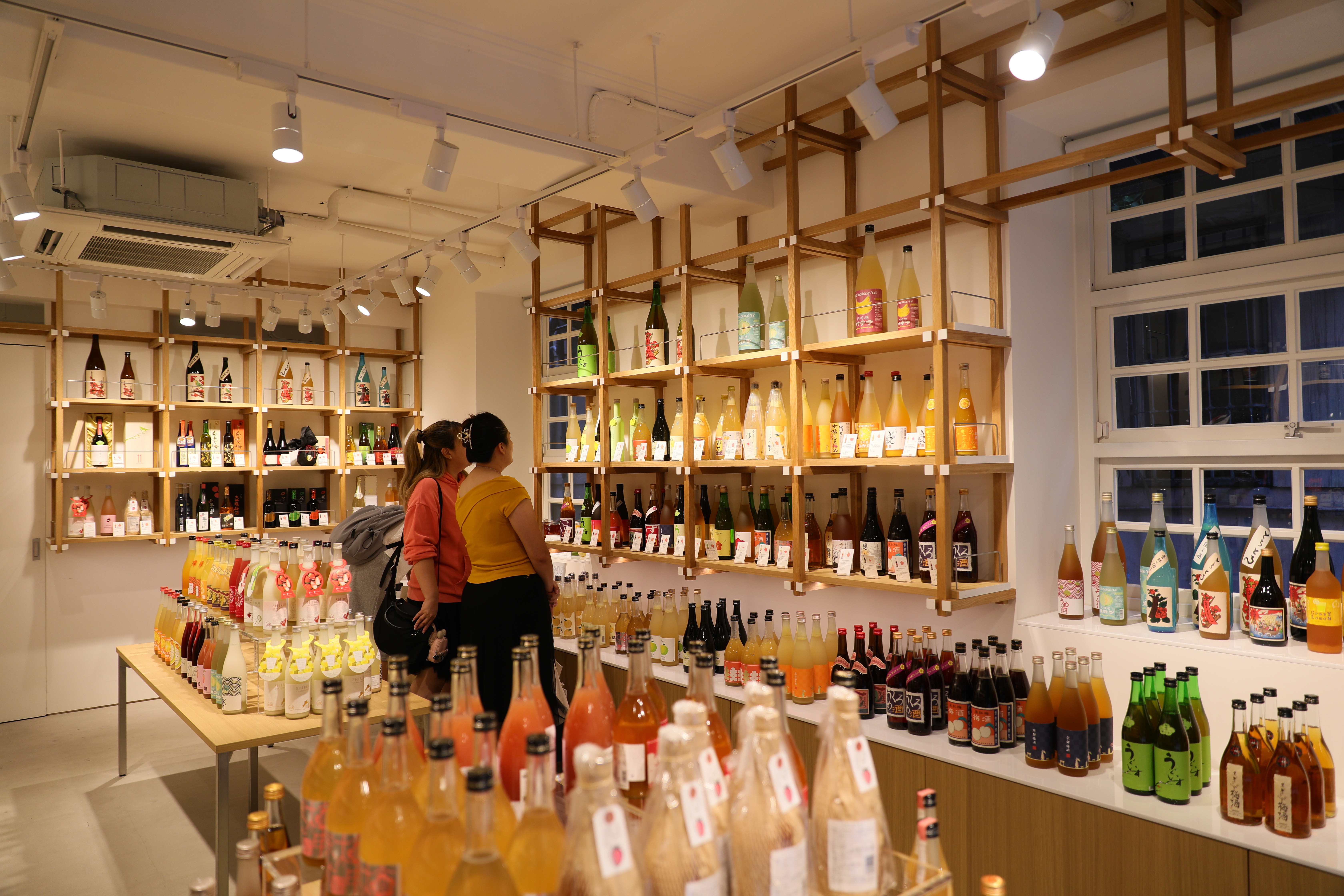 位在台北赤峰街上的「小器梅酒屋」，引進了日本各地超過上百款的梅酒與果實酒。
