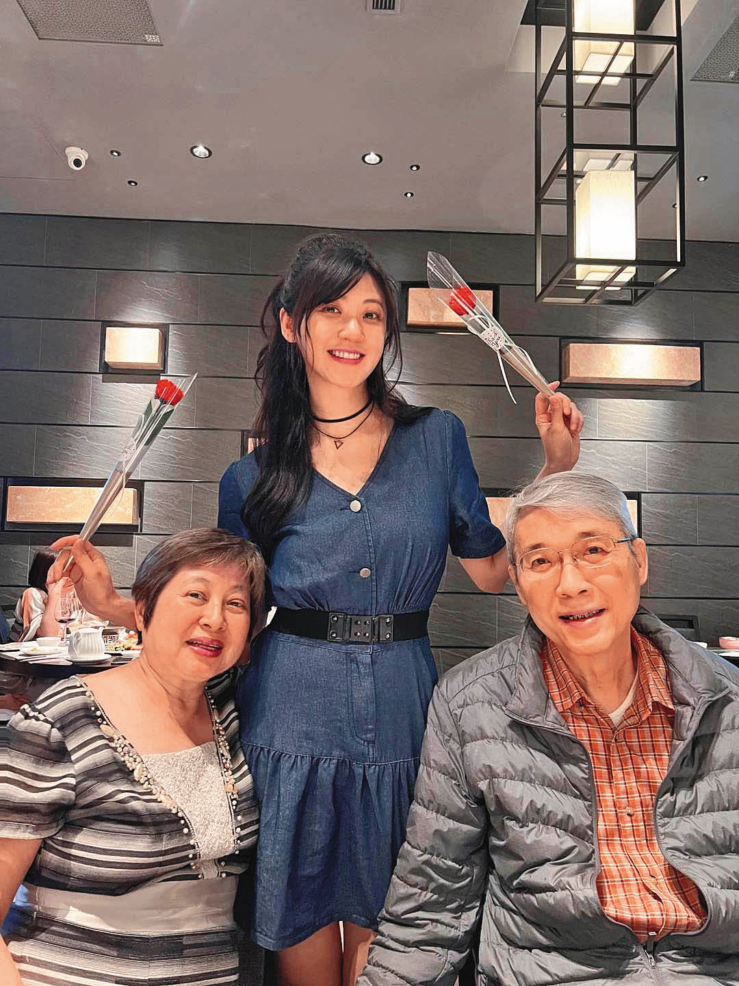 林逸欣（中）說，爸媽是用愛「富養」她長大。（翻攝自林逸欣Shara臉書）