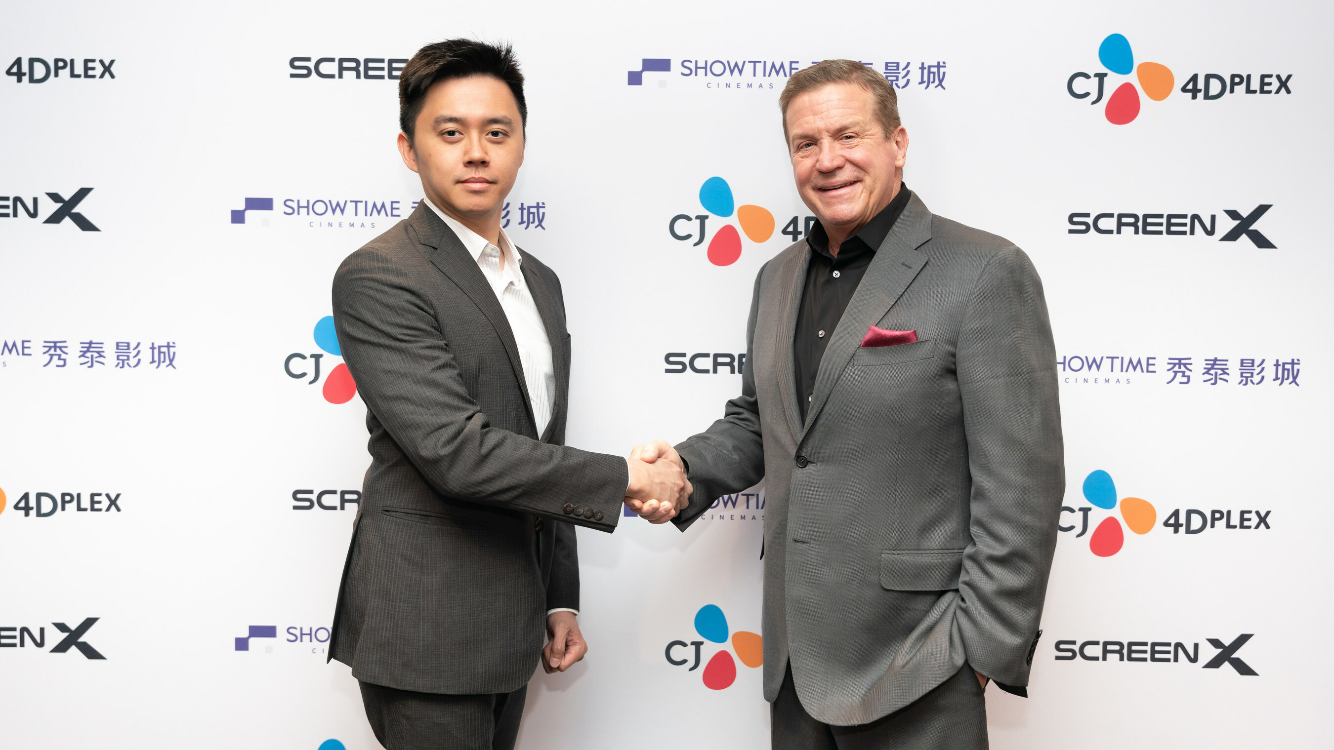 秀泰集團副總經理廖偉翔(左)與CJ 4DPLEX北美公司執行長Don Savant(右)於拉斯維加斯戲院博覽會舉行簽約儀式。(CJ 4DPLEX提供)