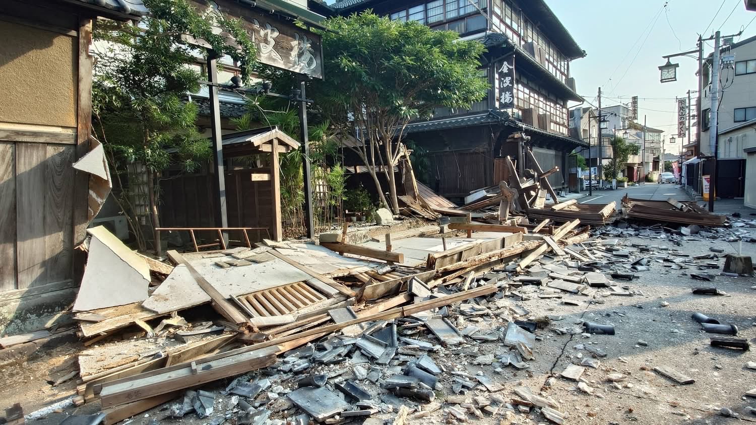 日本熊本縣昨遭受最高震度7的強烈地震襲擊，周邊地區至今地震活動依然相當頻繁。（翻攝自＠keisuke19800430 X）