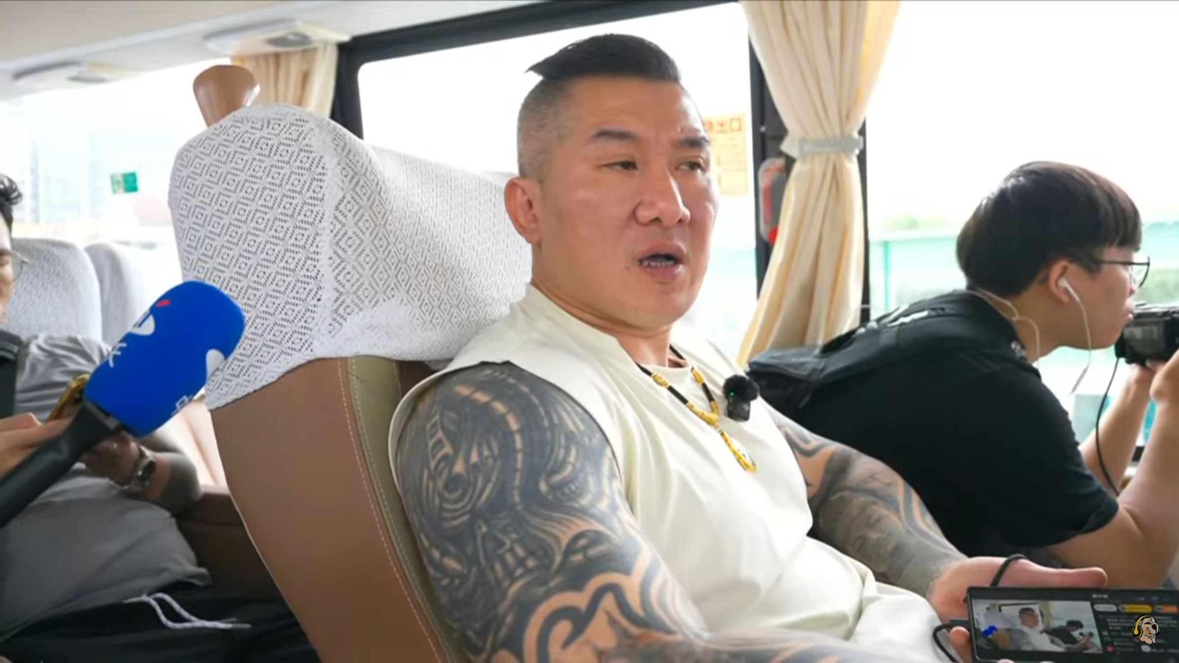 館長回到車上後又被網友問「你是哪國人?」,他做出回應。(翻攝自YouTube@館長惡名昭彰)
