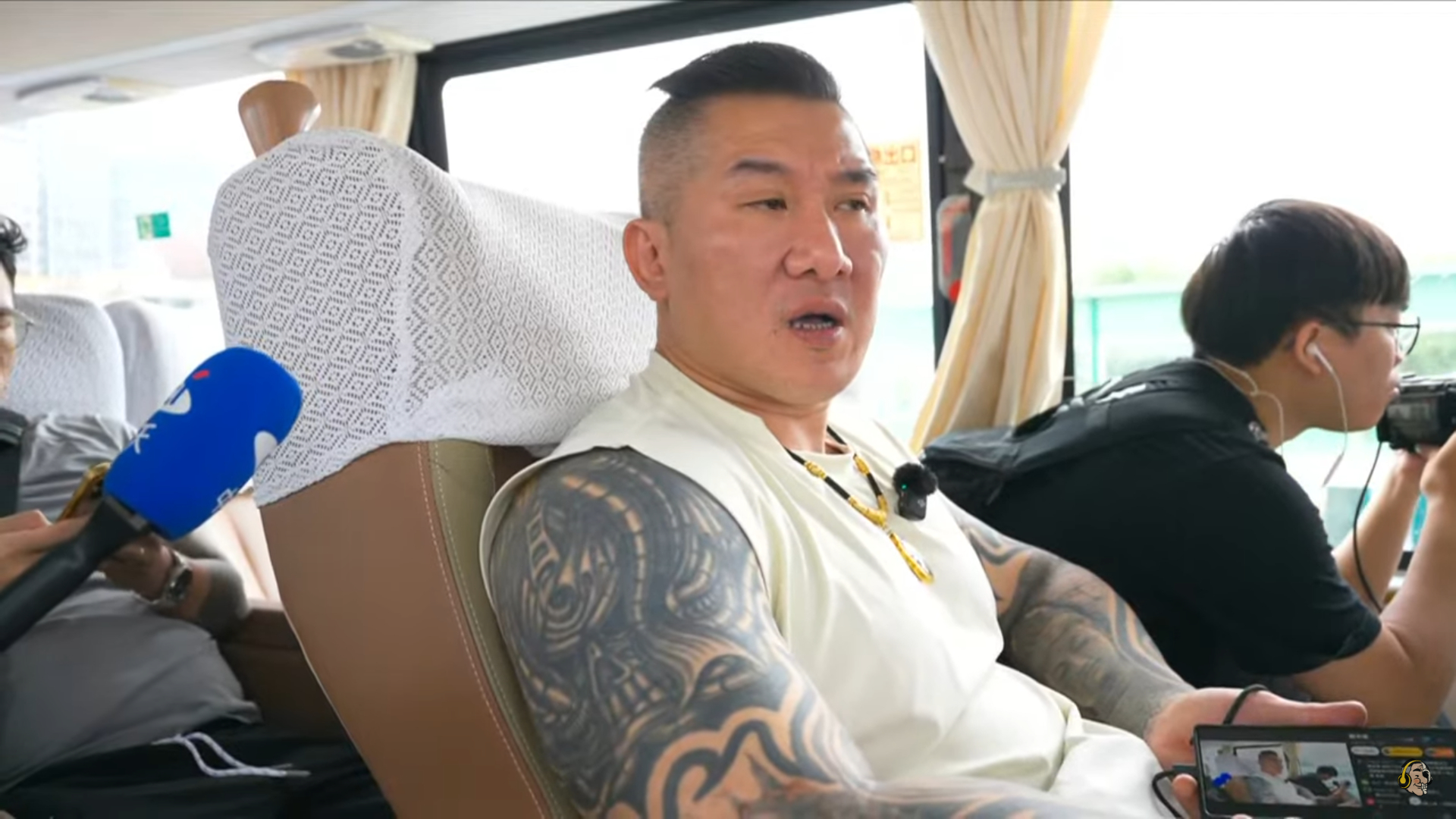 館長回到車上後又被網友問「你是哪國人？」，他做出回應。（翻攝自YouTube@館長惡名昭彰）