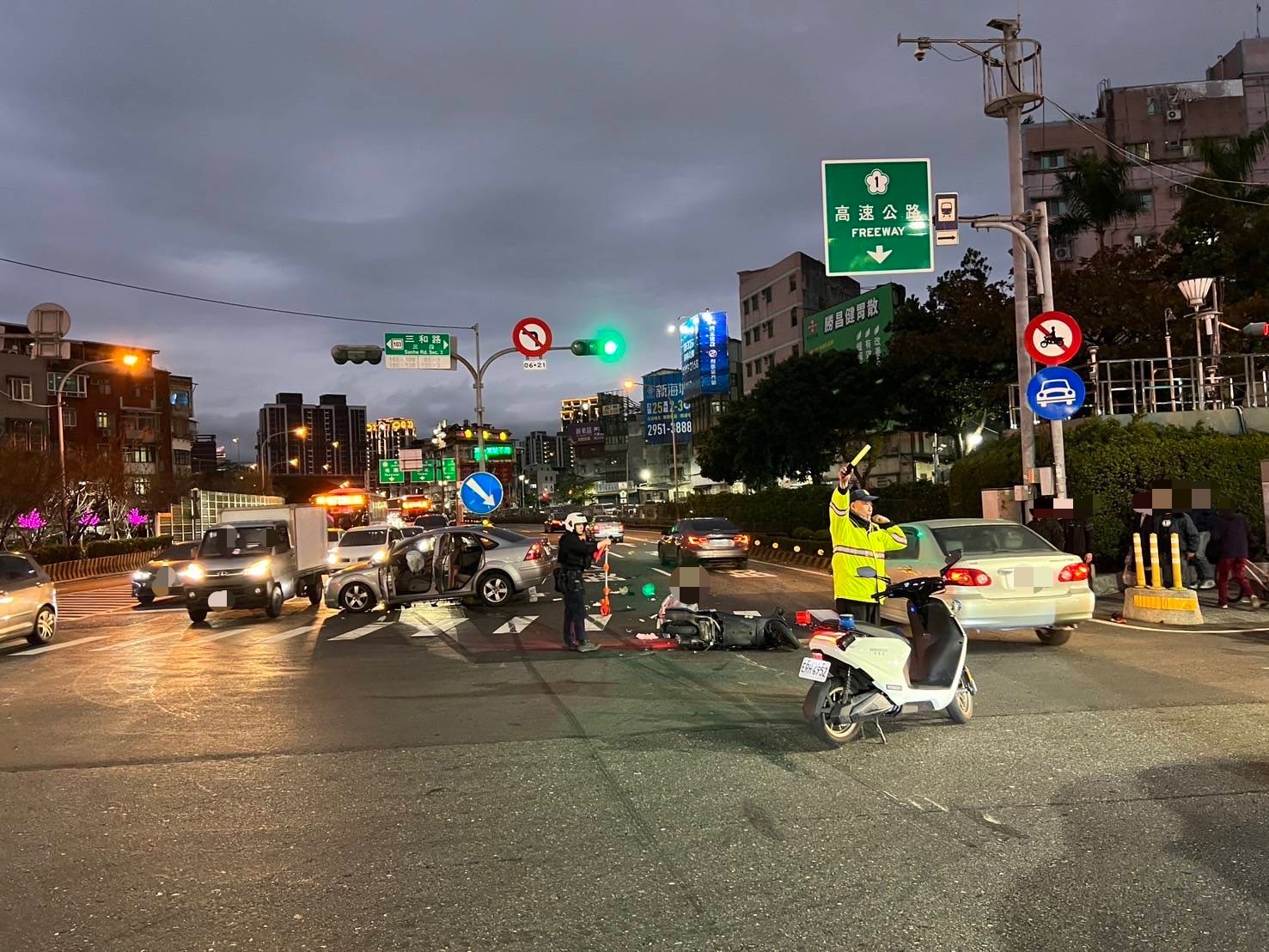 周男駕駛的轎車因闖紅燈搶快，撞飛2機車造成2騎士骨折受傷。（翻攝畫面）