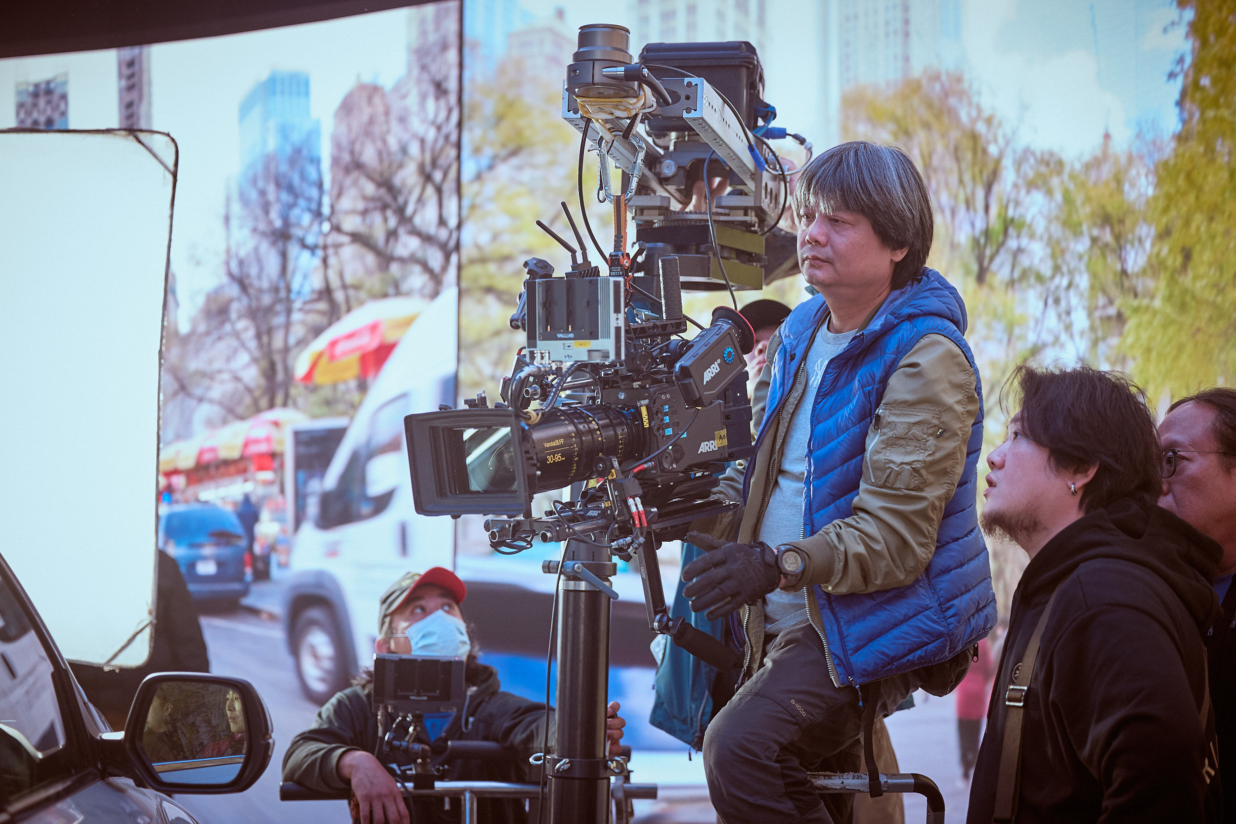 攝影指導姚宏易(右2)出身侯孝賢導演班底,並與黃熙多次合作。(東昊影業提供)
