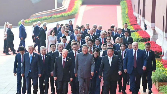 習近平、普丁、金正恩「世紀同框」。（翻攝自微博）