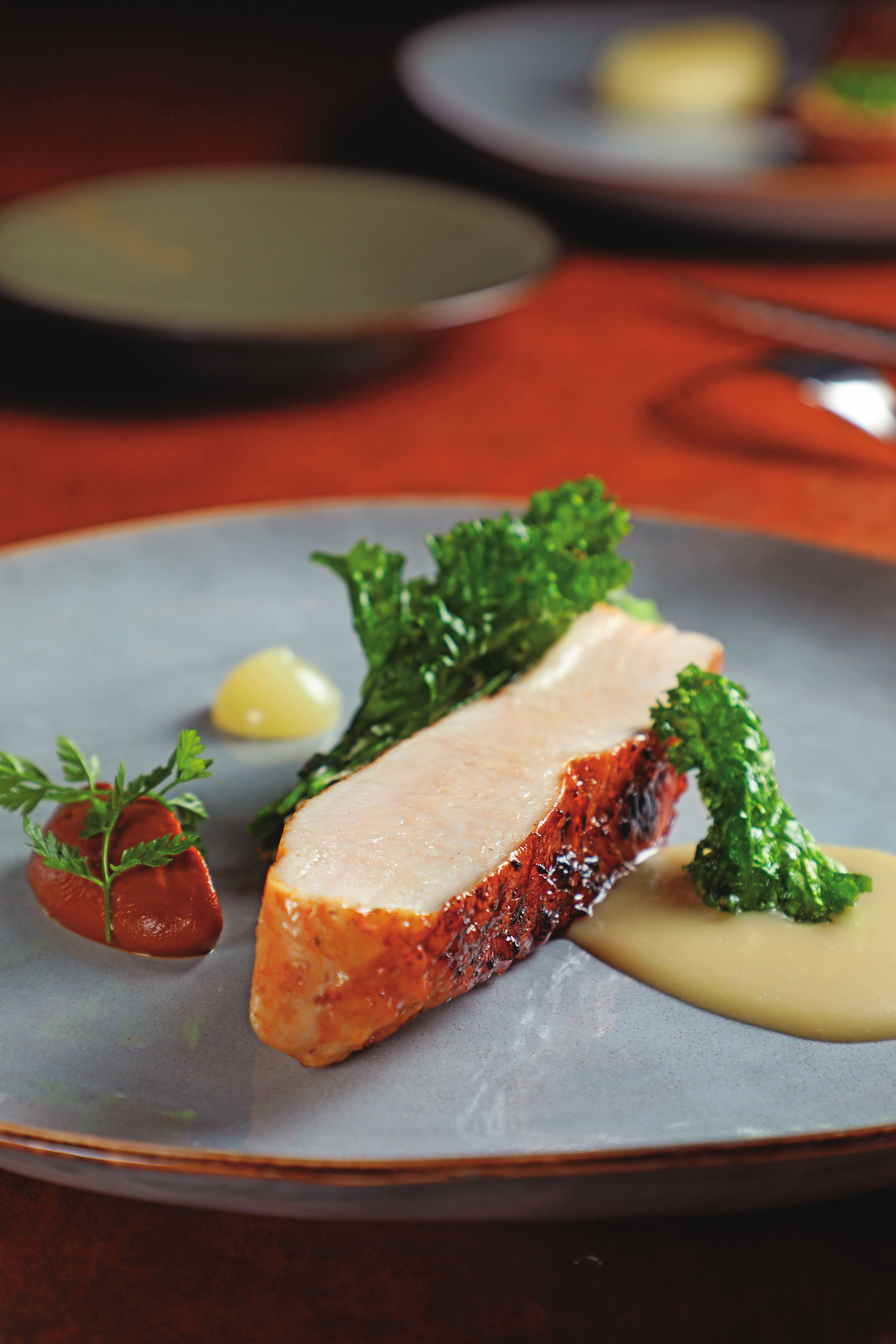 「紅玉雞、茴香檸檬、卡門貝爾」利用炭火餘溫，讓雞胸肉吃起來像是有舒肥過的軟Q口感。（1,500元套餐主菜）