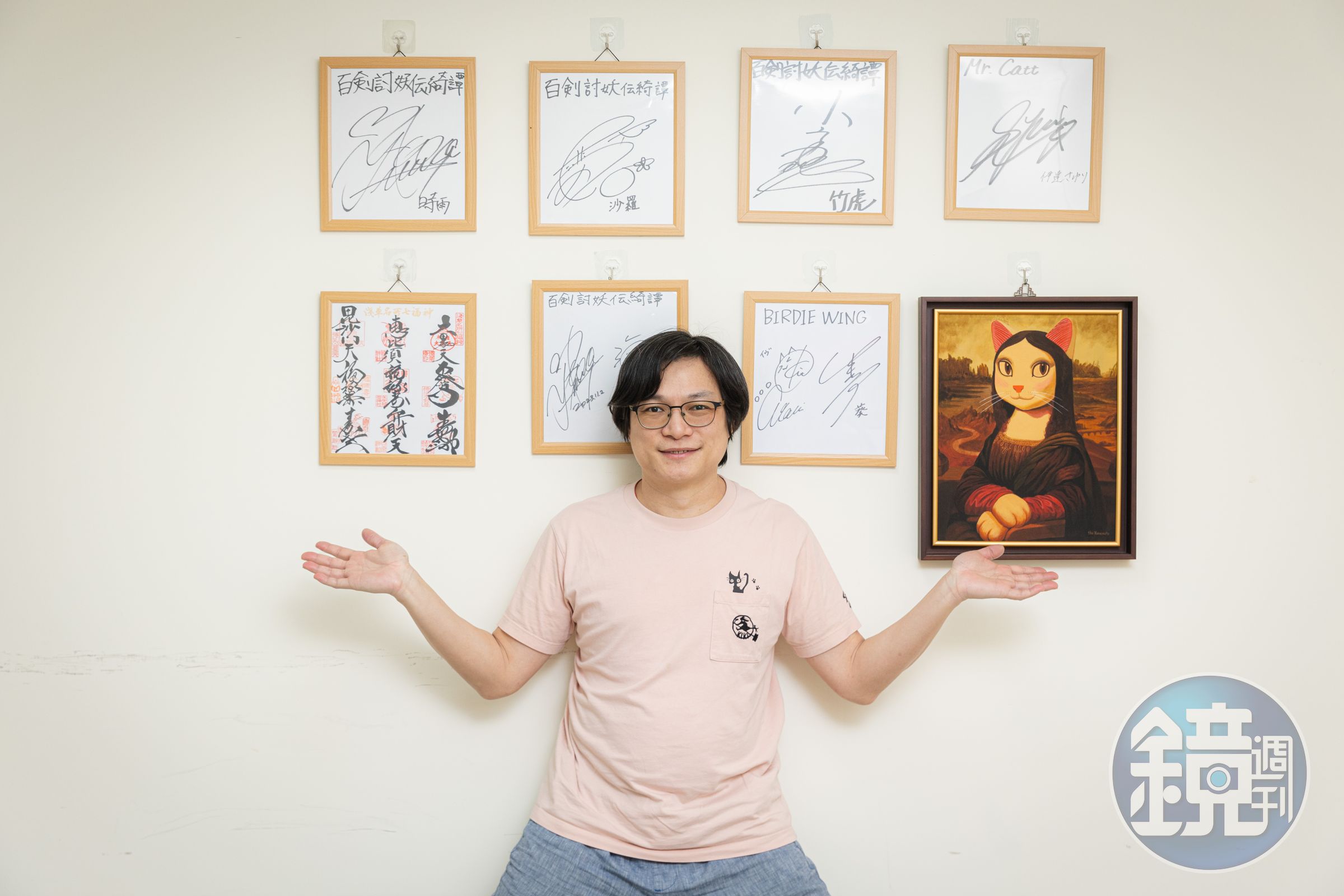 《百劍討妖傳綺譚》原本欲採用多國語言配音，郭秉鈞考量預算後決定以日語為主，牆上為聲優簽名。