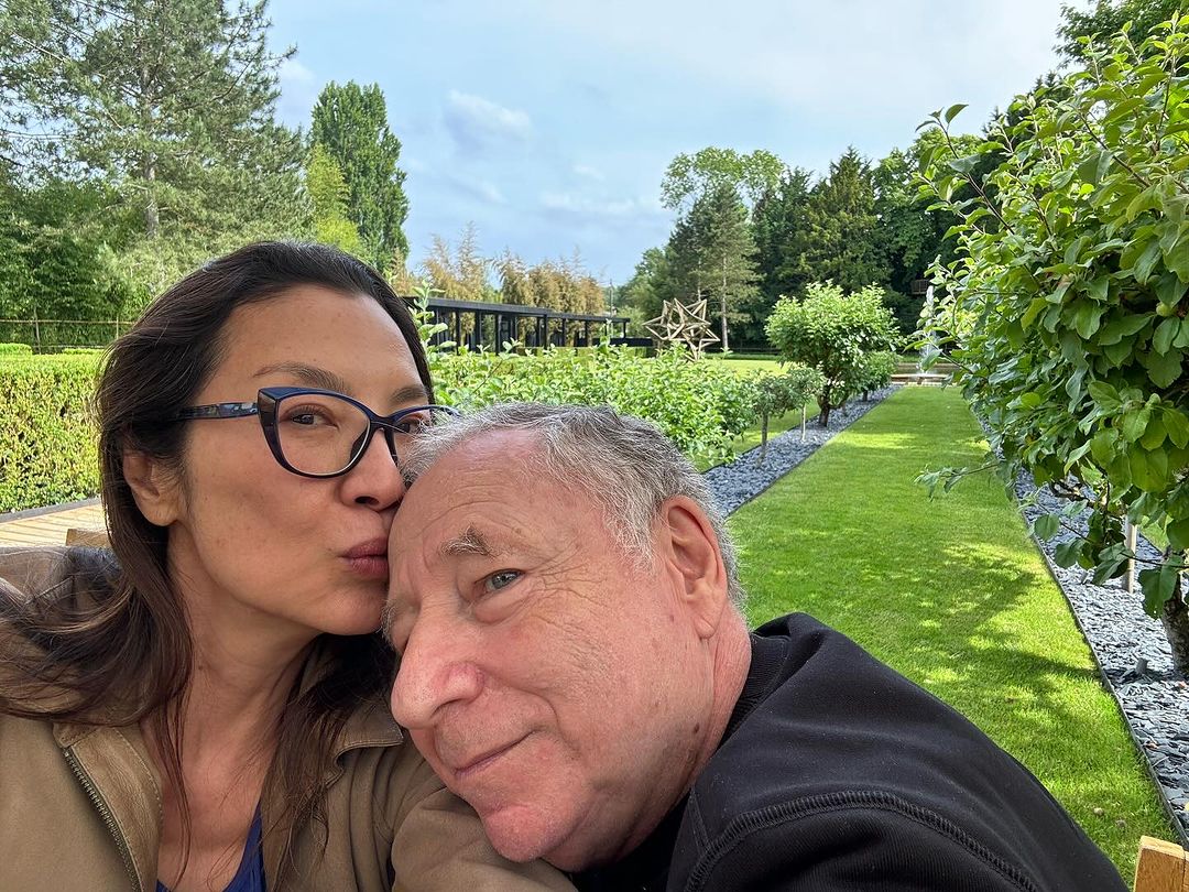 楊紫瓊曬出與老公的吻額甜照，老夫老妻的互動依然十分恩愛甜蜜。（楊紫瓊IG）