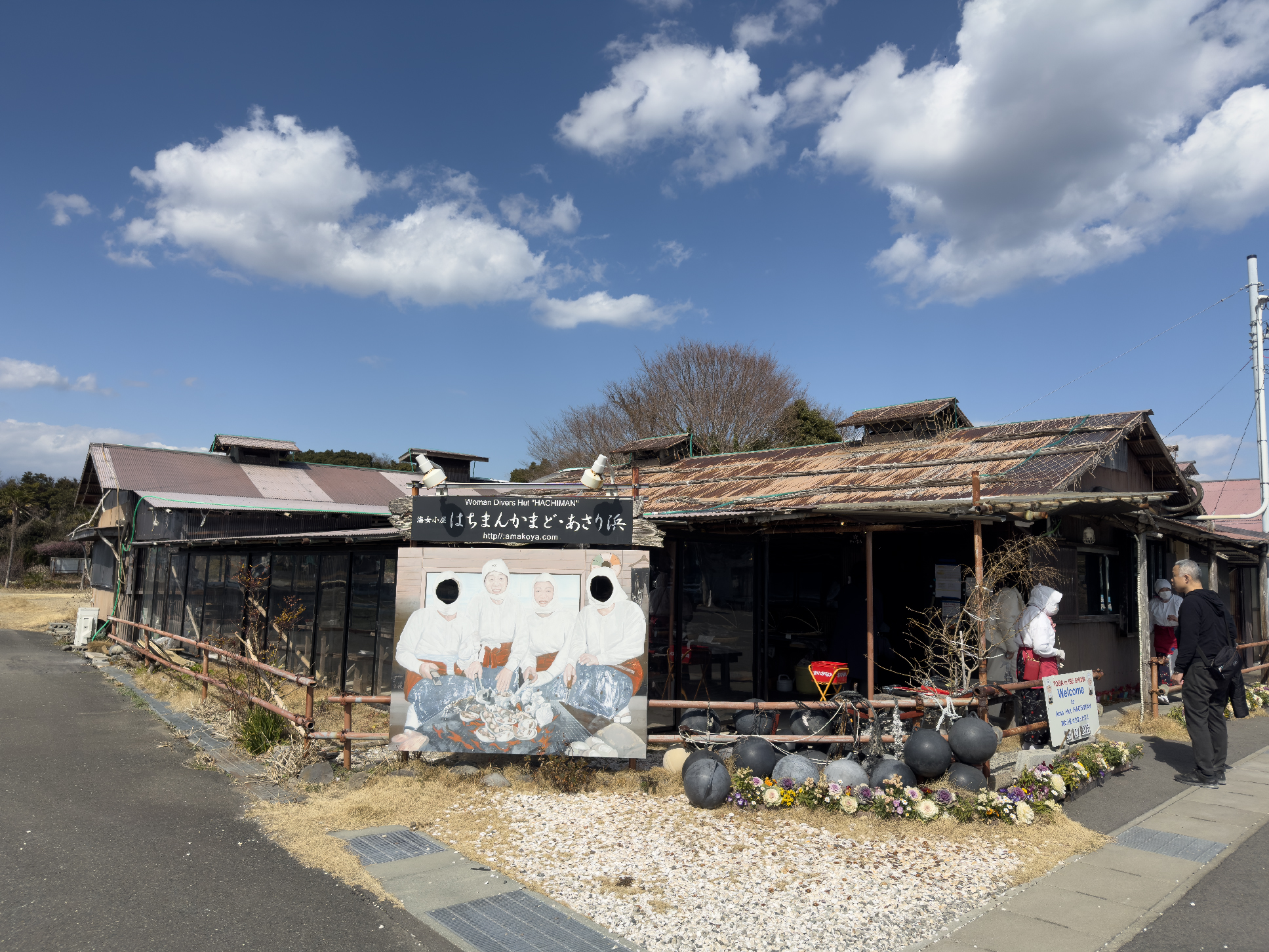 在「海女小屋八幡窯」能深入了解海女文化，還能吃到新鮮火烤的海鮮盛宴。