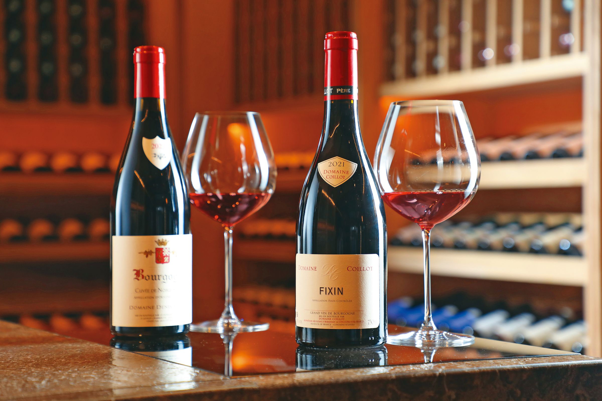 讓人一喝驚豔的「2021 Fixin, Coillot」（右，2,200元／瓶）有布根地少見的奔放風格，單寧細緻，可搭紅燒獅子頭和東坡肉；如果年夜飯有滷蹄膀、滷味拼盤，那就不能少了來自經典名莊的「2022 Bourgogne Rouge, Cuvée de Noble Souche, Denis Mortet」（左，3,500元／瓶），優雅細膩又富有變化，可以從晚餐一路喝到守歲。