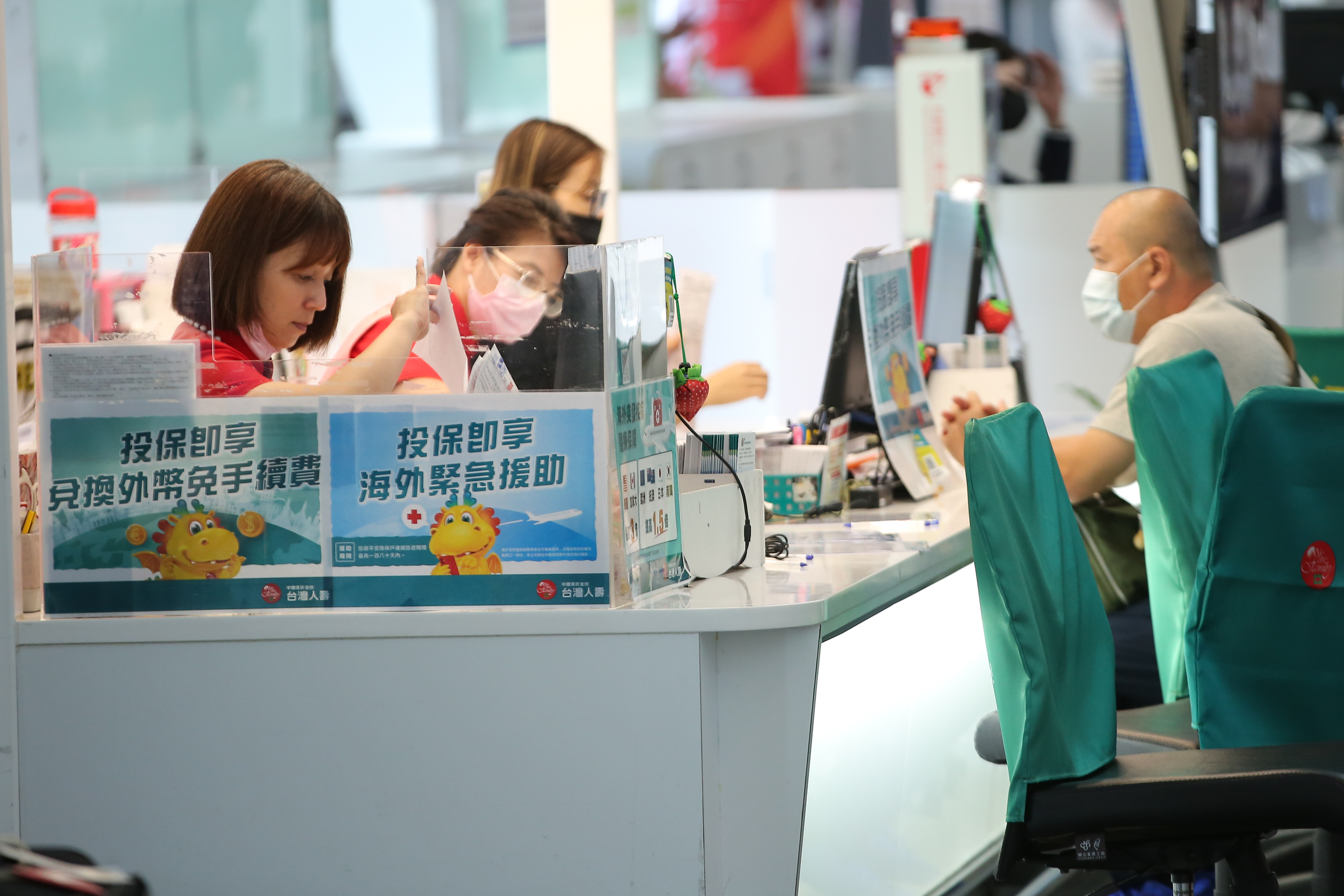 目前共有7家產、壽險公司推出有法定傳染病理賠的旅平險保單。（示意圖，本刊資料照）