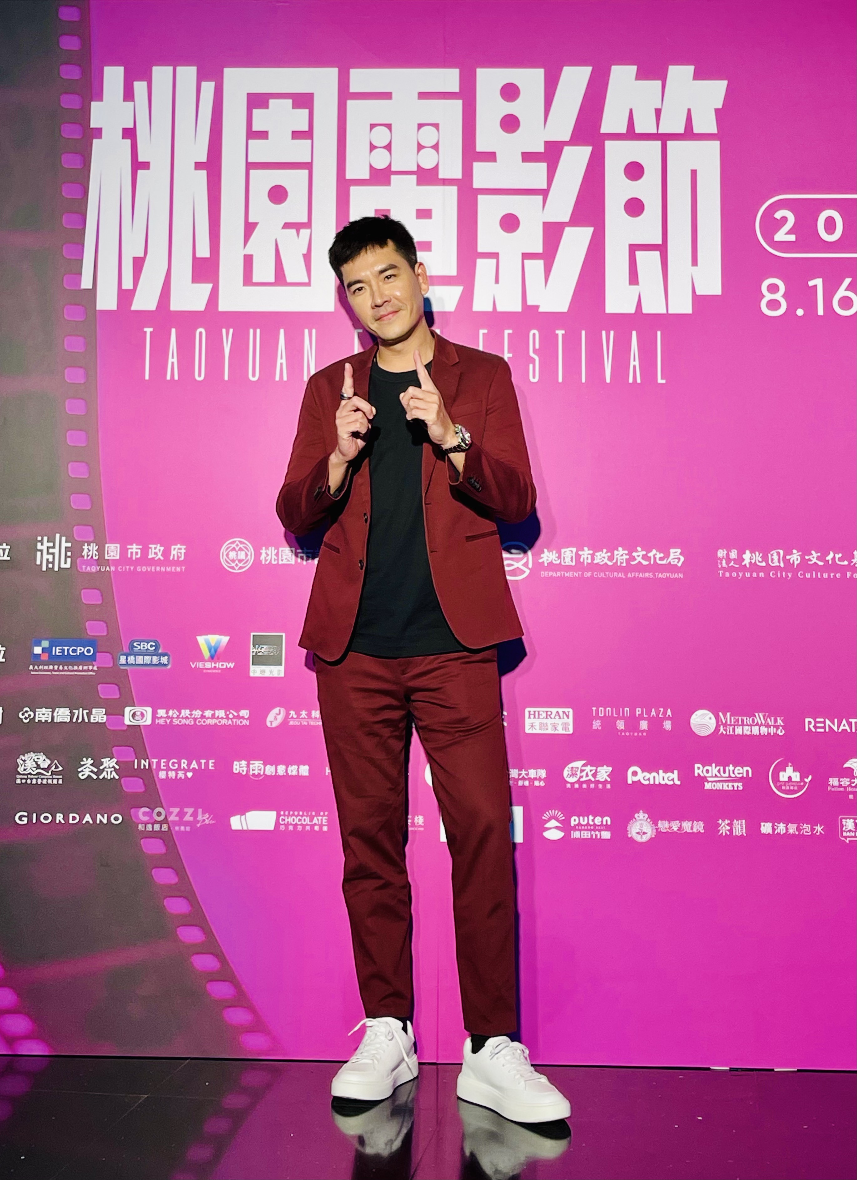 王傳一扮演中醫,花費近一個月學習把脈、針灸的相關資訊,但此為醫療行為,實際操作只能找專業者當「替手」。(桃園電影節提供)