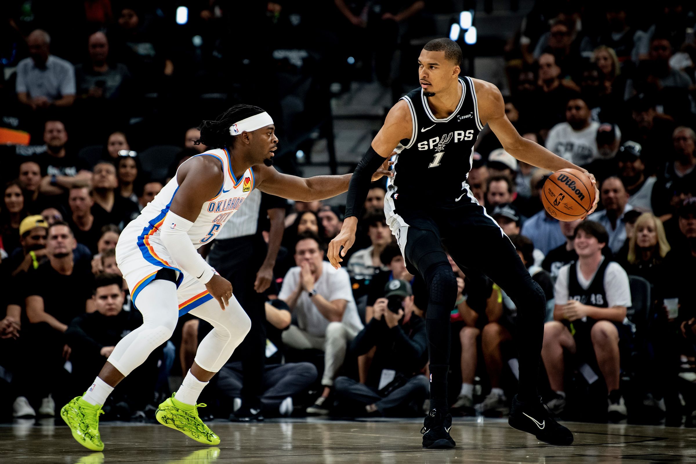NBA季後賽西決G6,馬刺以118比91擊敗雷霆,將系列賽逼進搶七生死戰。(翻攝自X@spurs)